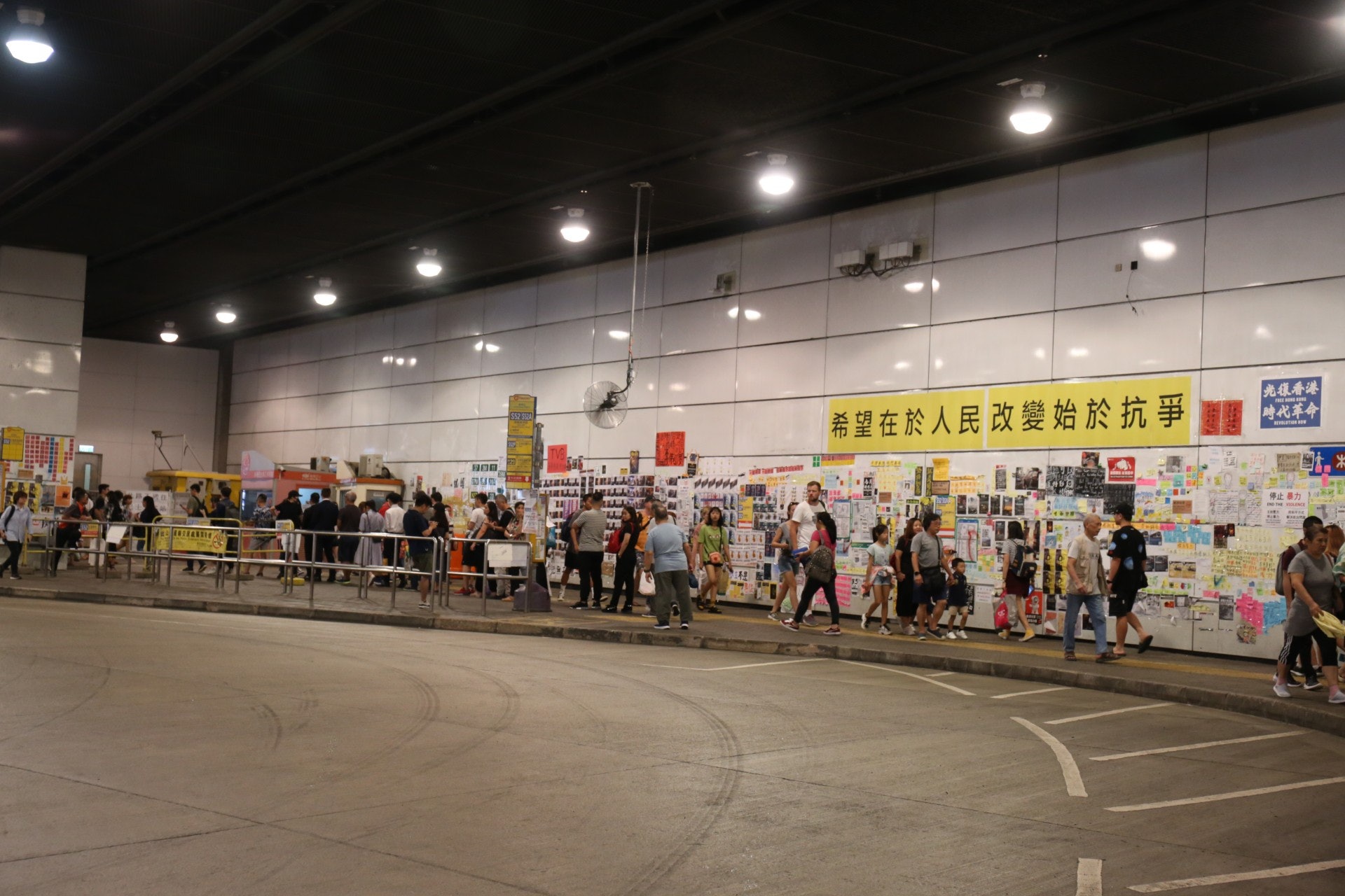 東涌巴士站前往機場的S1巴士,開始出現約60人的人龍。(賴雯心攝) (賴雯心攝)