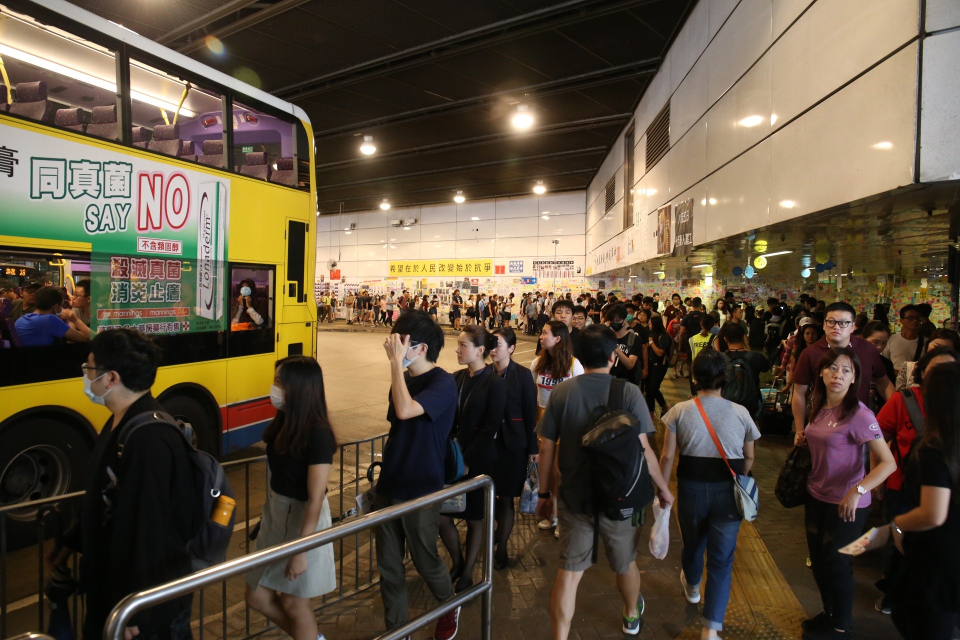 東涌巴士站前往機場的巴士,開始出現約逾百人龍。(賴雯心攝) (賴雯心攝)