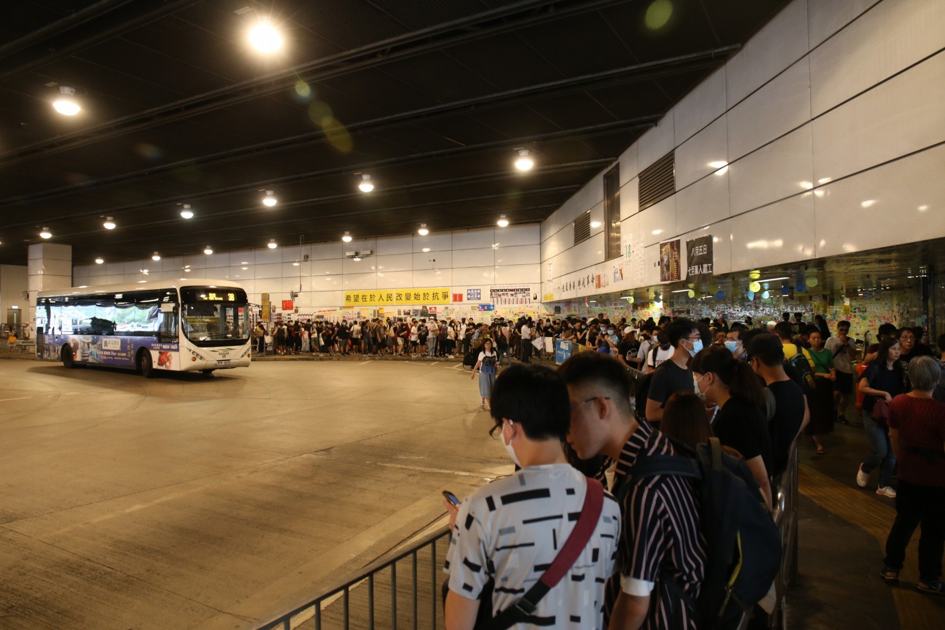 東涌巴士站前往機場的巴士,開始出現約逾百人龍。(賴雯心攝) (賴雯心攝)