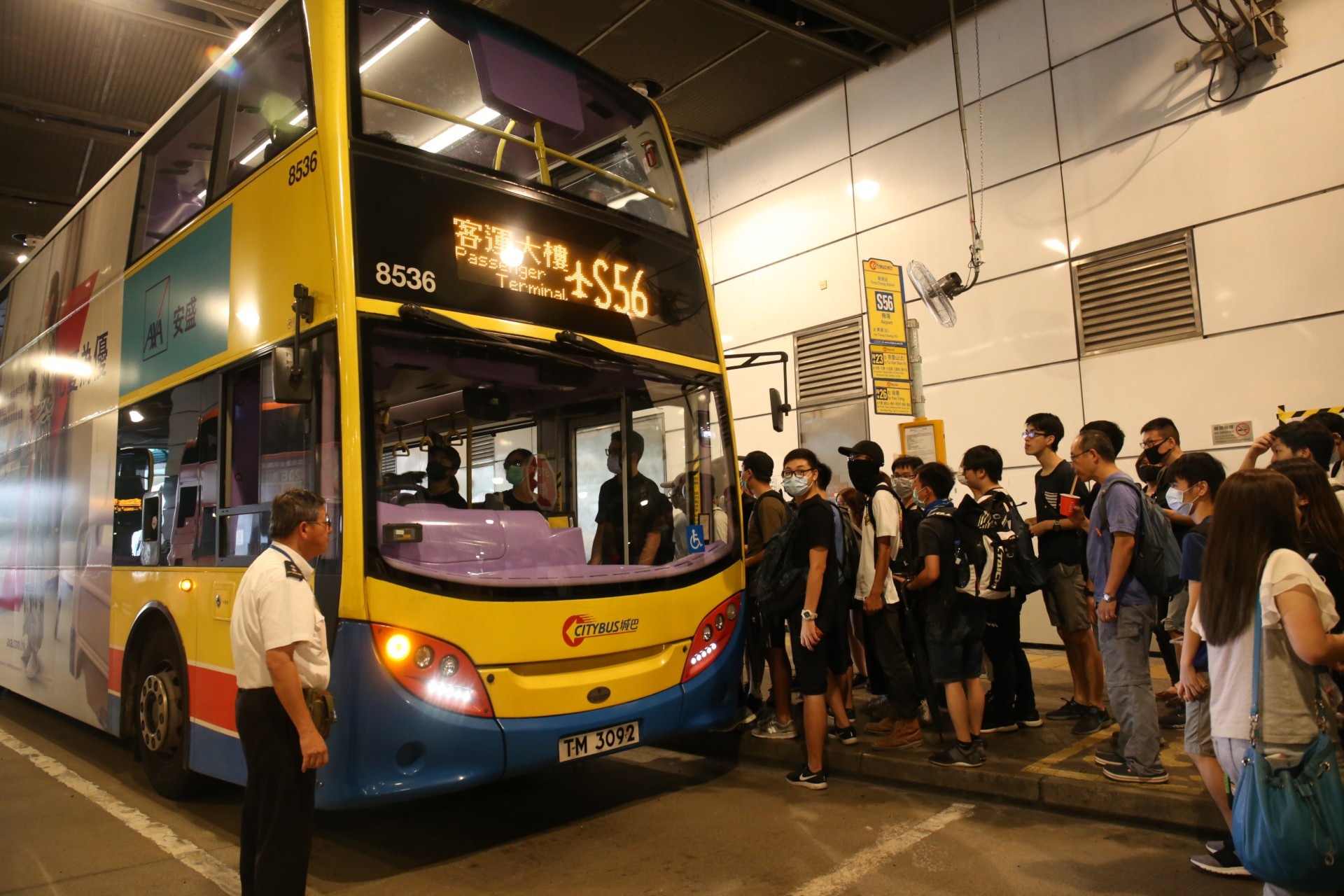 東涌巴士站前往機場的巴士,開始出現約逾百人龍。(賴雯心攝) (賴雯心攝)
