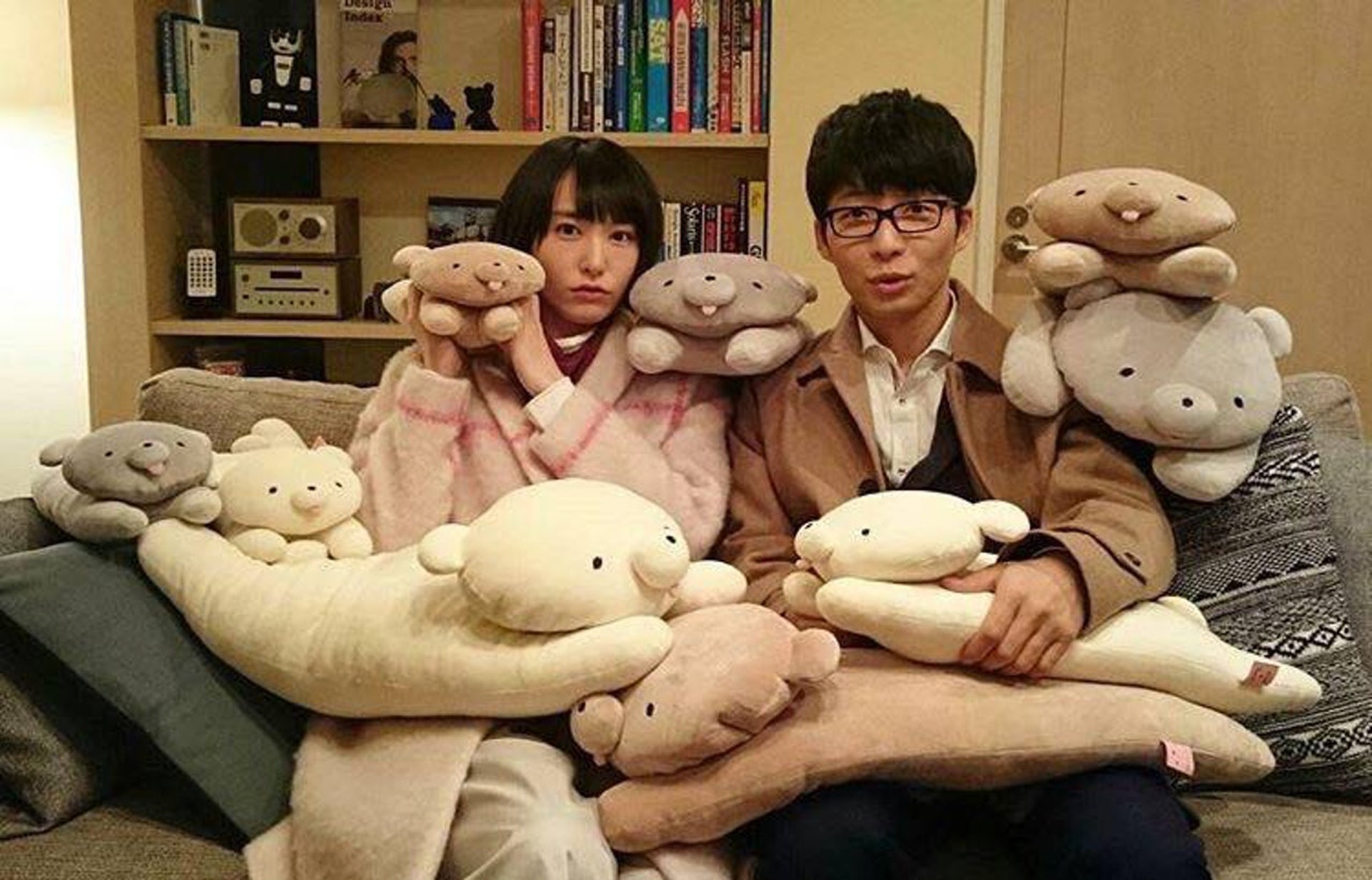 飾演男主角的星野源,及其主題曲《恋》(戀)的人氣度急速飆升。(日劇《逃避雖可恥但有用》劇照)