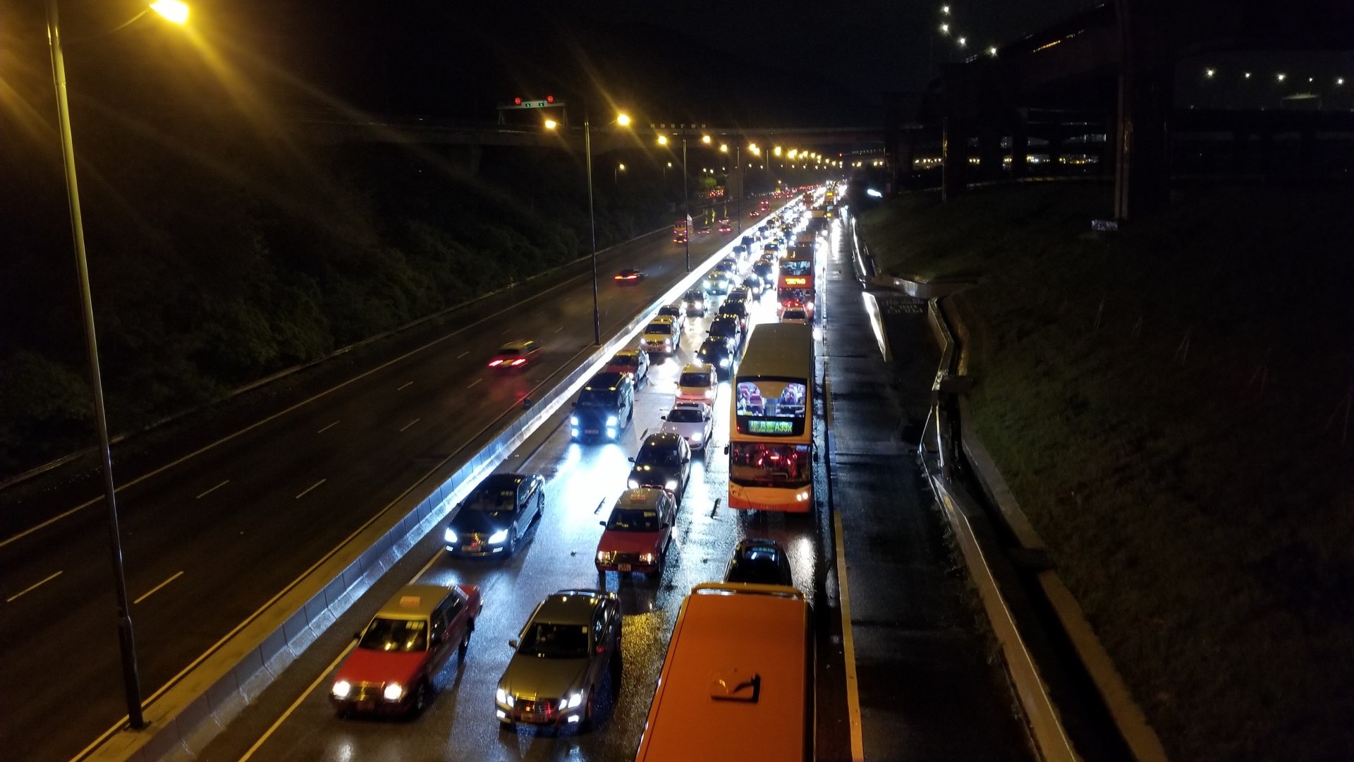 9 1機場 北大嶼山公路出機場深夜仍塞車十分鐘車程變一小時 香港01 突發 9 1機場 北大嶼山公路出機場深夜仍塞車十分鐘車程變一小時 香港01 突發