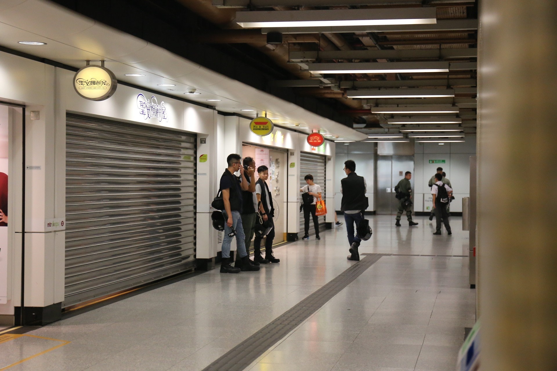 長沙灣站多名防暴警員。(香港01記者攝)