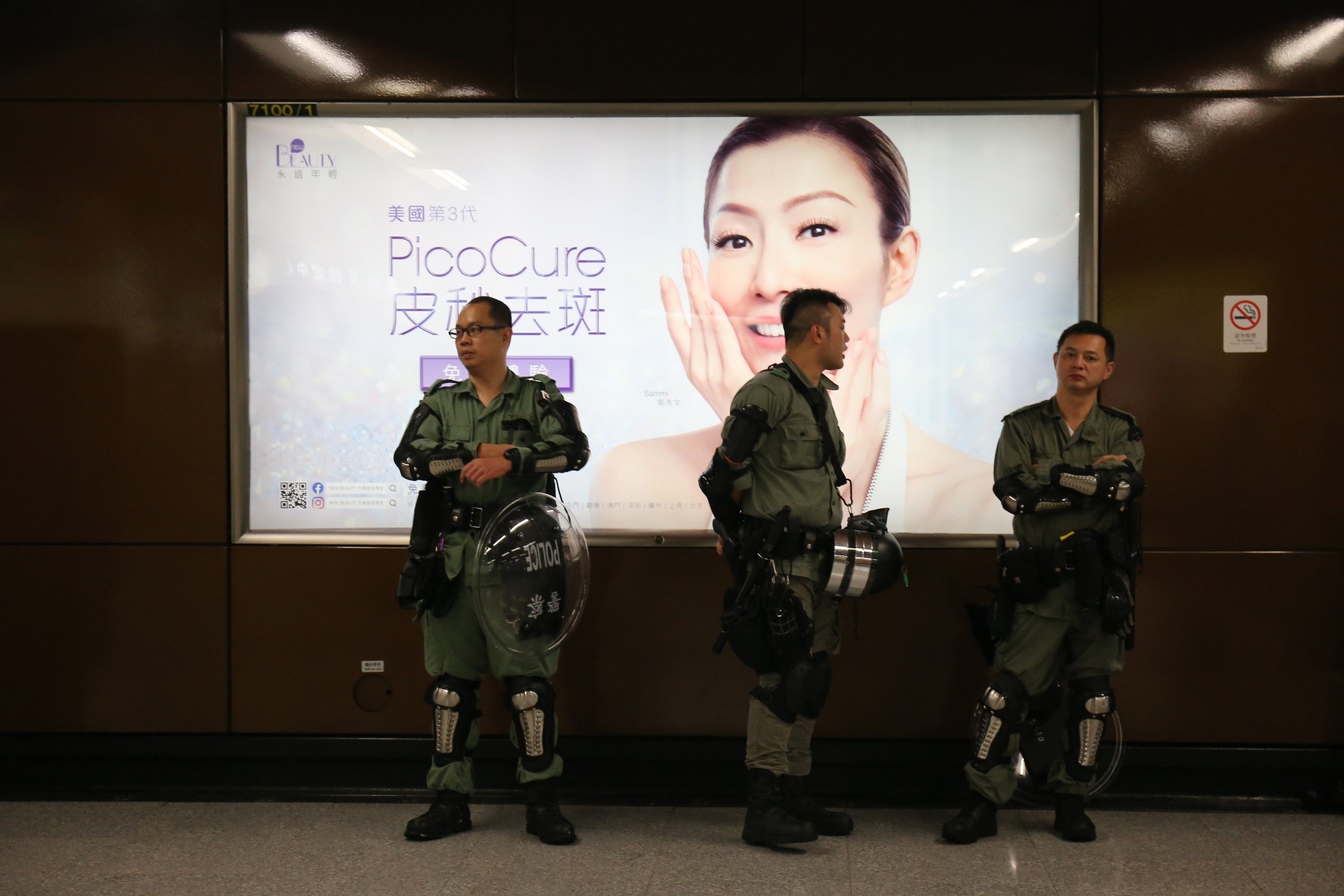 長沙灣站多名防暴警員。(香港01記者攝)