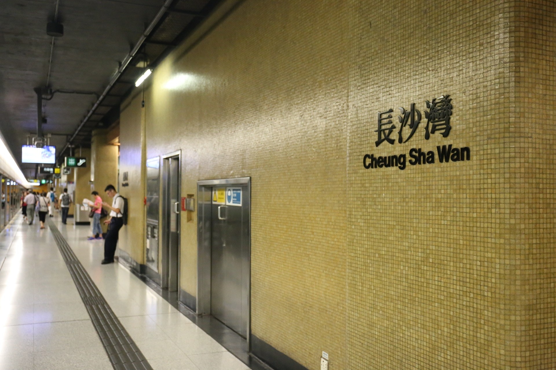 長沙灣站多名防暴警員。(香港01記者攝)