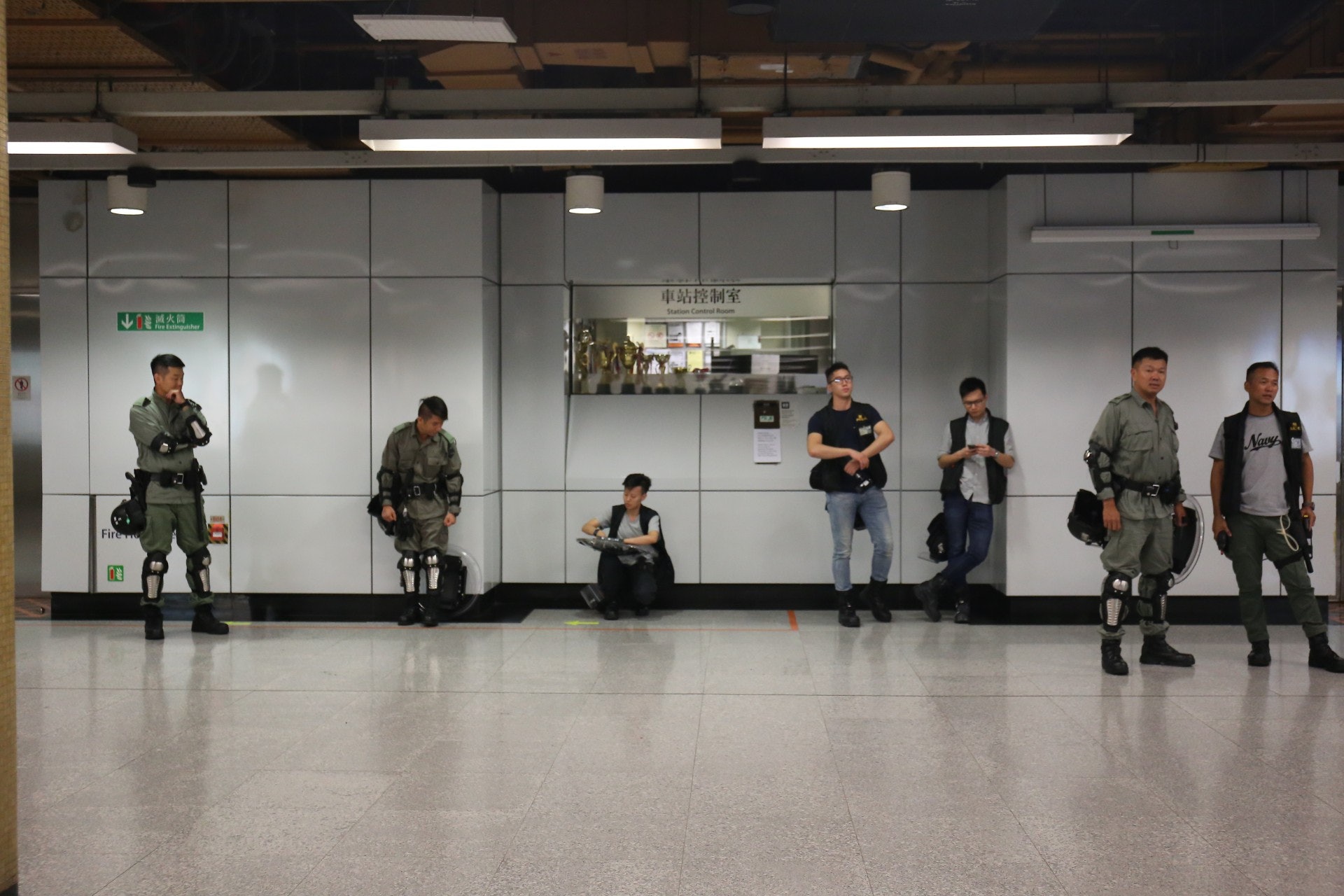 長沙灣站多名防暴警員。(香港01記者攝)