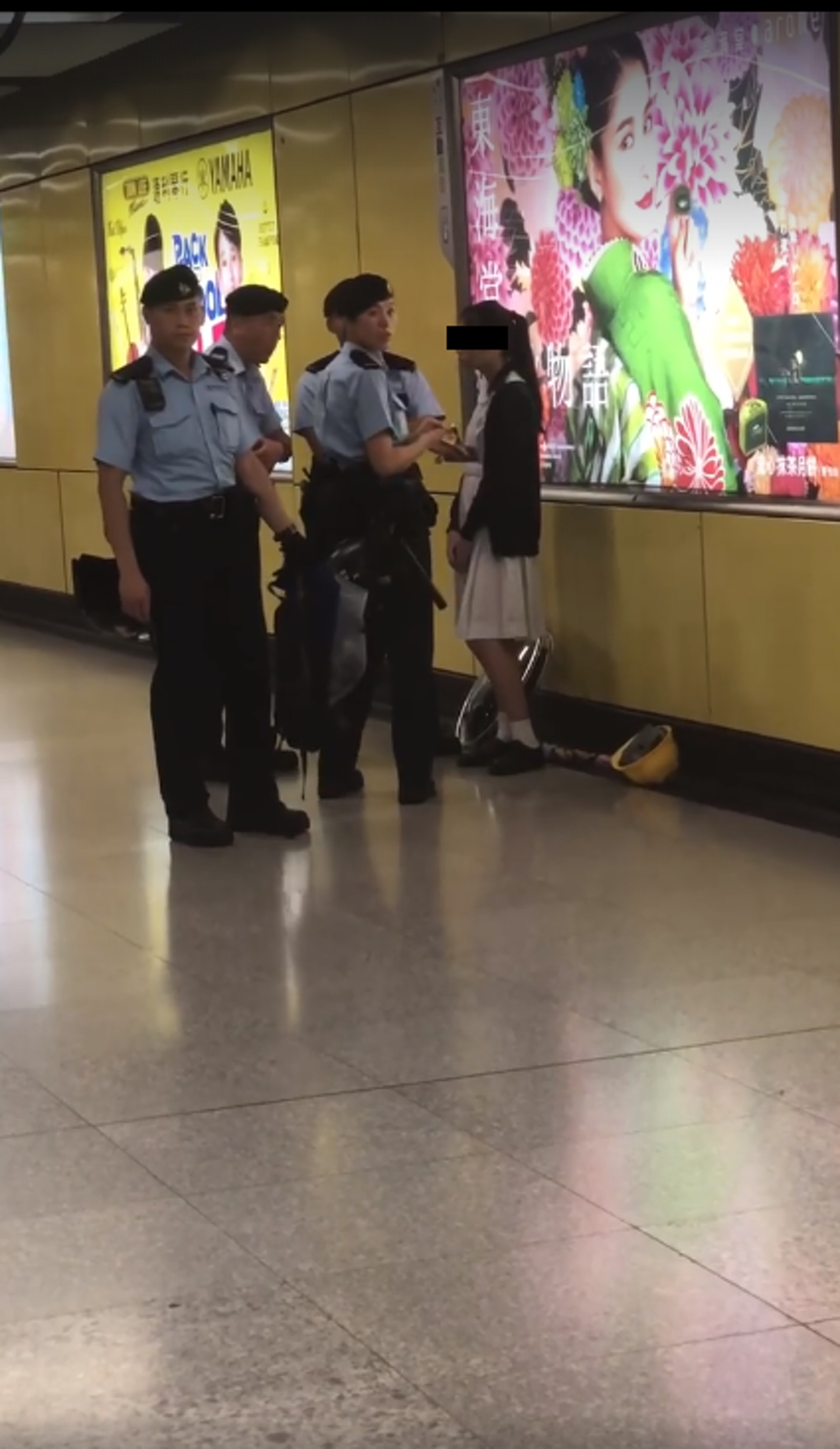 網上片段顯示,今早黃大仙地鐵站,一名身穿校服的女學生於地鐵,被四名警員包圍截查及查詢。(Mimi Ng片段)