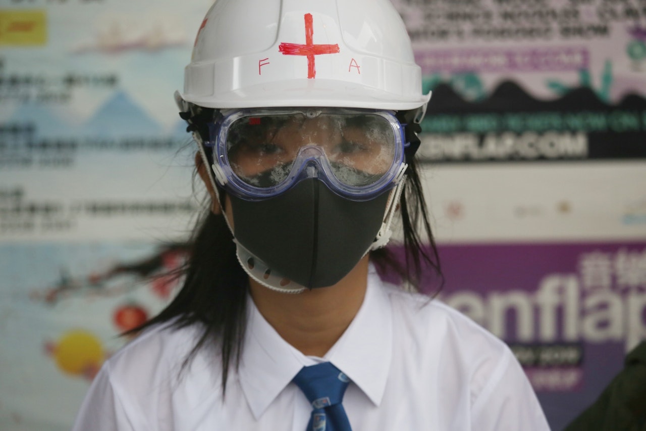 嘉諾撒聖瑪利書院反修例關注組,今早在校門外派發黑色口罩及染紅紙巾,呼應今日的罷課行動。期間,有學生戴上眼罩、黑色口罩及具備急救員字樣的白色頭盔。(梁鵬威攝) 嘉諾撒聖瑪利書院反修例關注組,今早在校門外派發黑色口罩及染紅紙巾,呼應今日的罷課行動。期間,有學生戴上眼罩、黑色口罩及具備急救員字樣的白色頭盔。(梁鵬威攝)