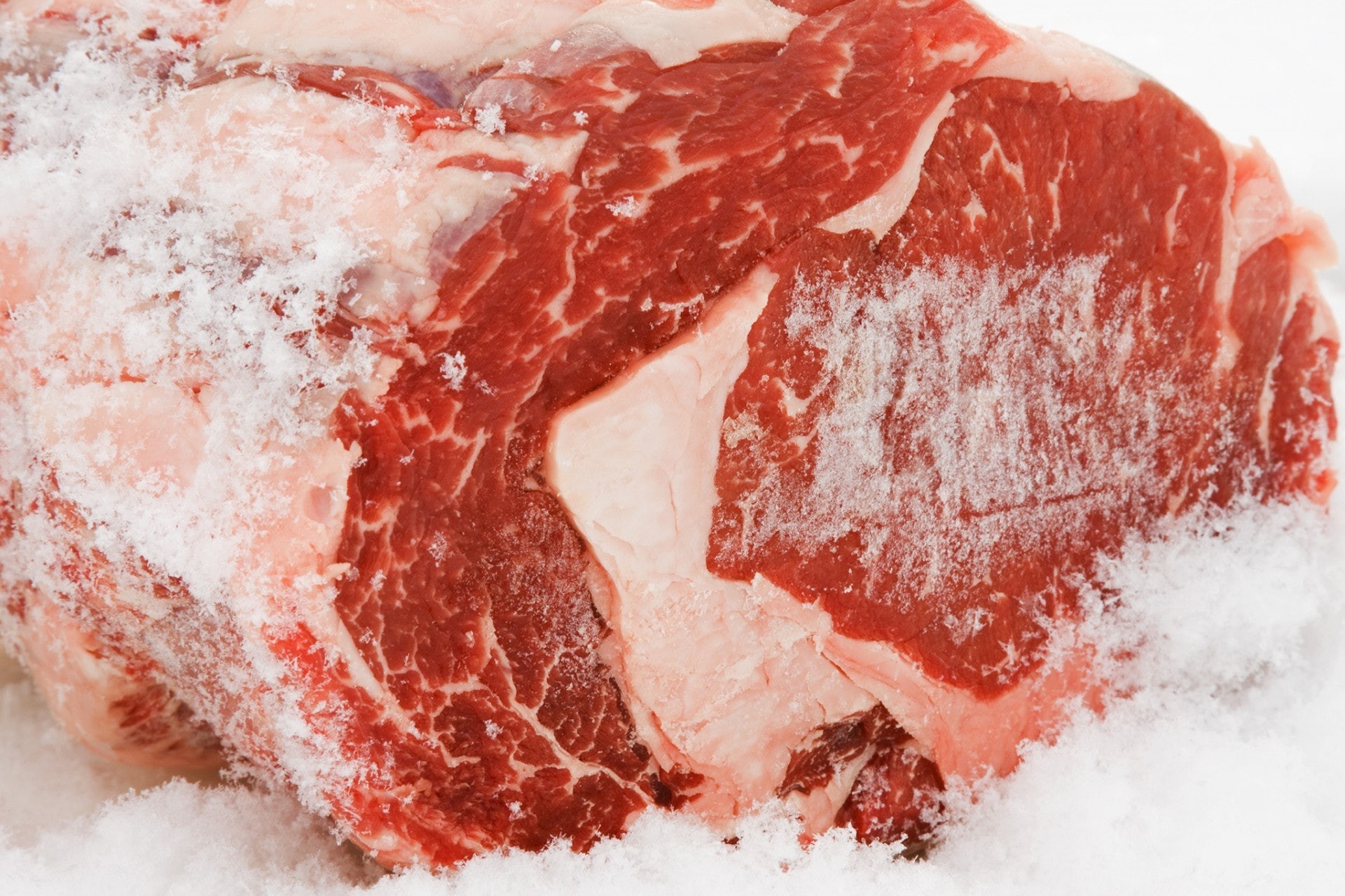 1. 切勿購買或進食顏色異常鮮紅的肉類。（GettyImages／視覺中國）