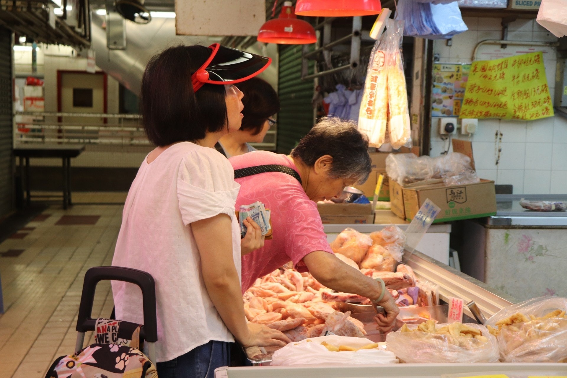 5. 而隆灃凍肉店店主顔先生則提議讀者，向可靠的街市攤檔、凍肉店購買肉類。（資料圖片/黃桂桂攝）