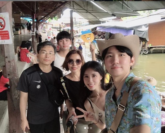瑤瑤與男友一家人到泰國旅遊。（瑤瑤Facebook截圖）
