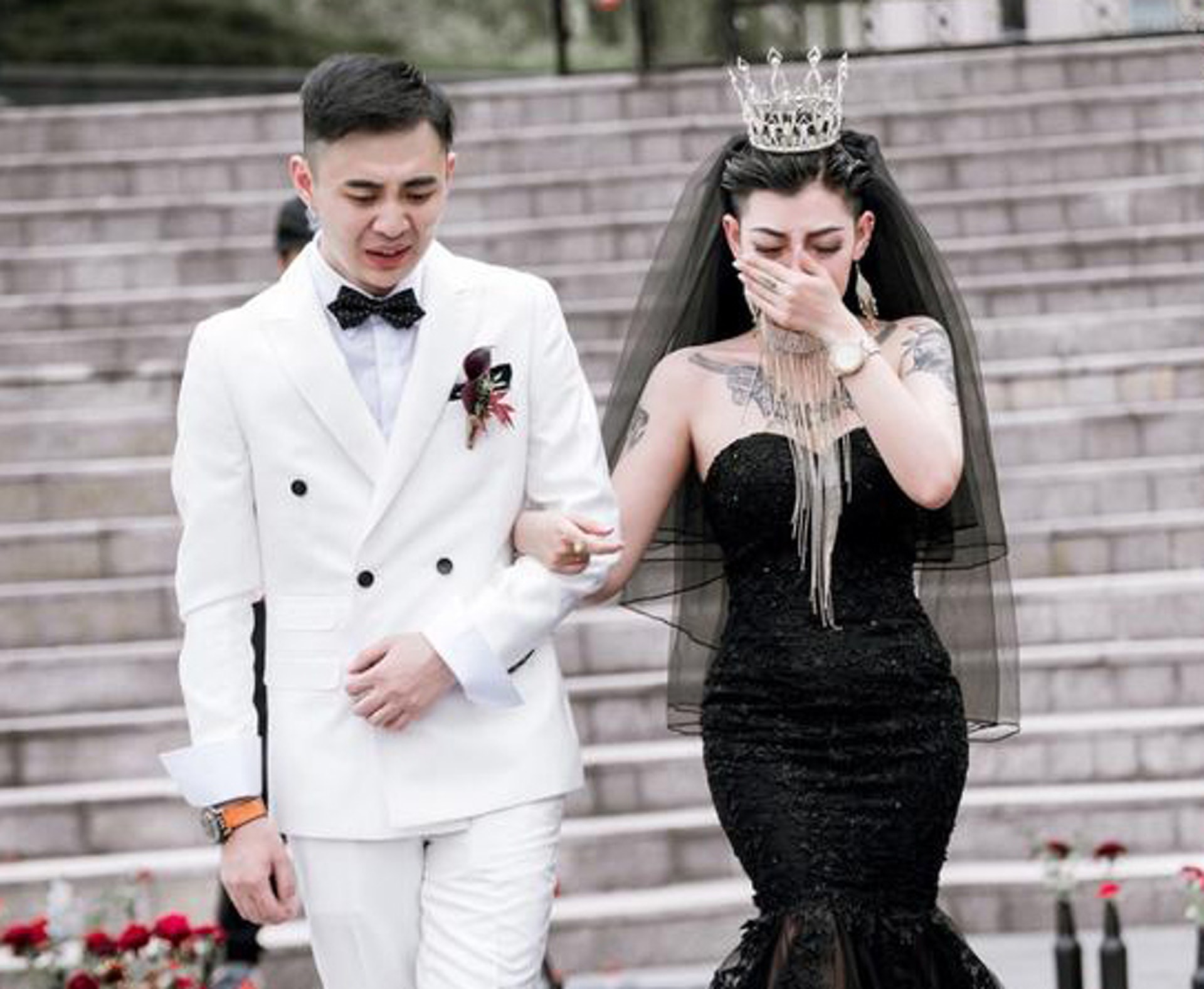 身為夜場當紅女DJ的「培培哥哥」,穿上黑婚紗即時型爆抖音。(微博圖片) 身為夜場當紅女DJ的「培培哥哥」,穿上黑婚紗即時型爆抖音。(微博圖片)