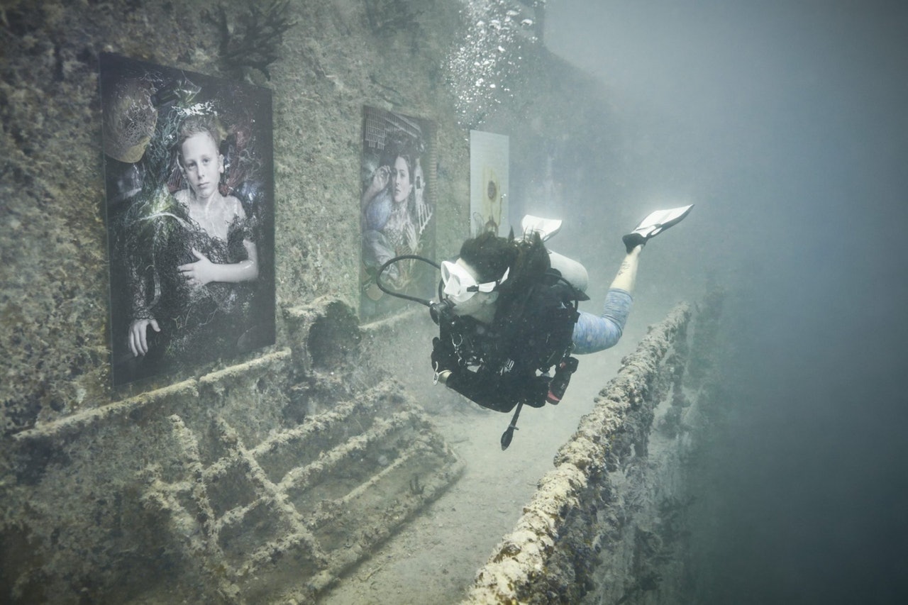 維也納攝影師Andreas Franke在海底舉行攝影展(plasticocean.gallery) 維也納攝影師Andreas Franke在海底舉行攝影展(plasticocean.gallery)