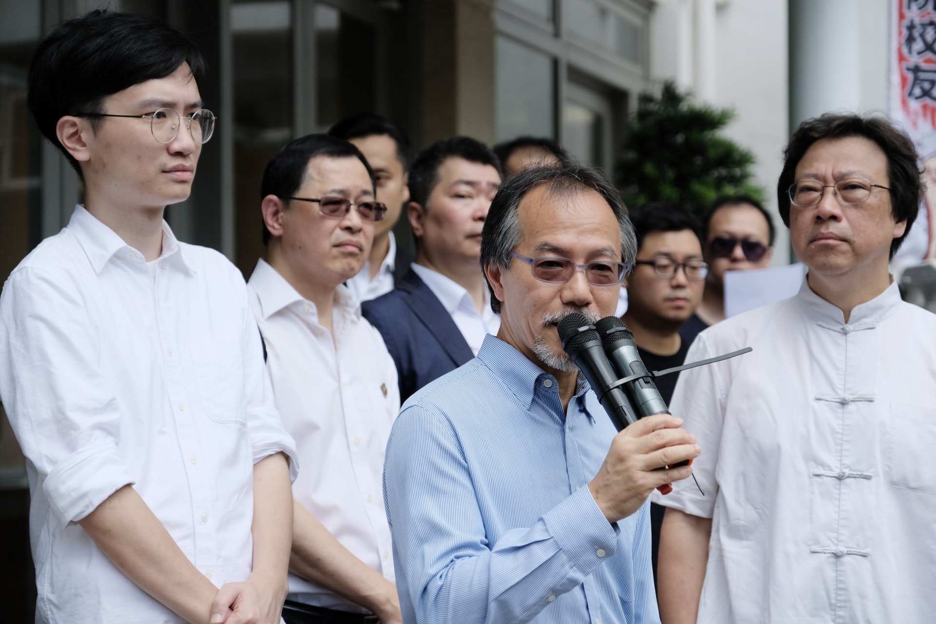 學術自由學者聯盟成員鄭漢文(右起)及立法會議員張超雄均有出席集會。(歐嘉樂攝)