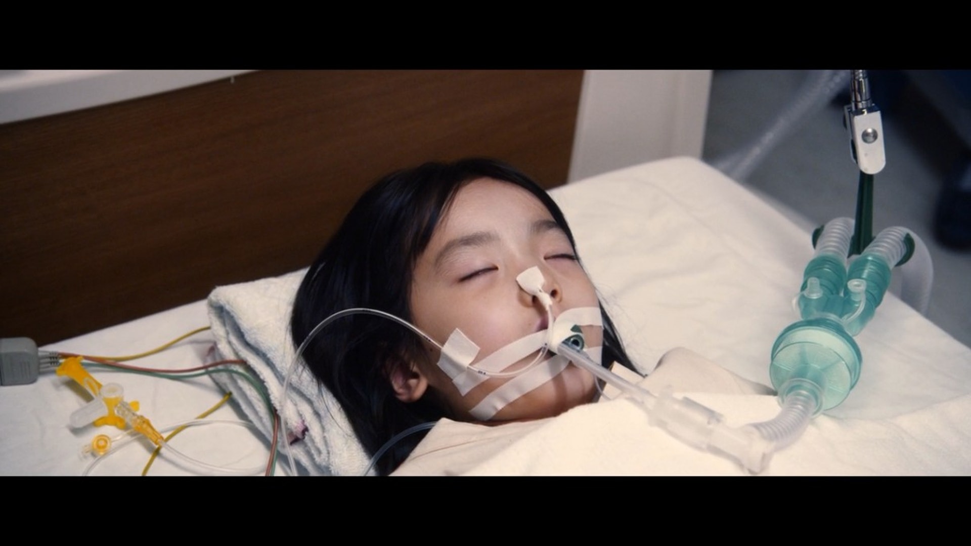 由篠原涼子飾演的媽媽在器捐之前改變心意,決定把腦死女兒帶回家中照料。(《人魚沉睡的家》劇照)