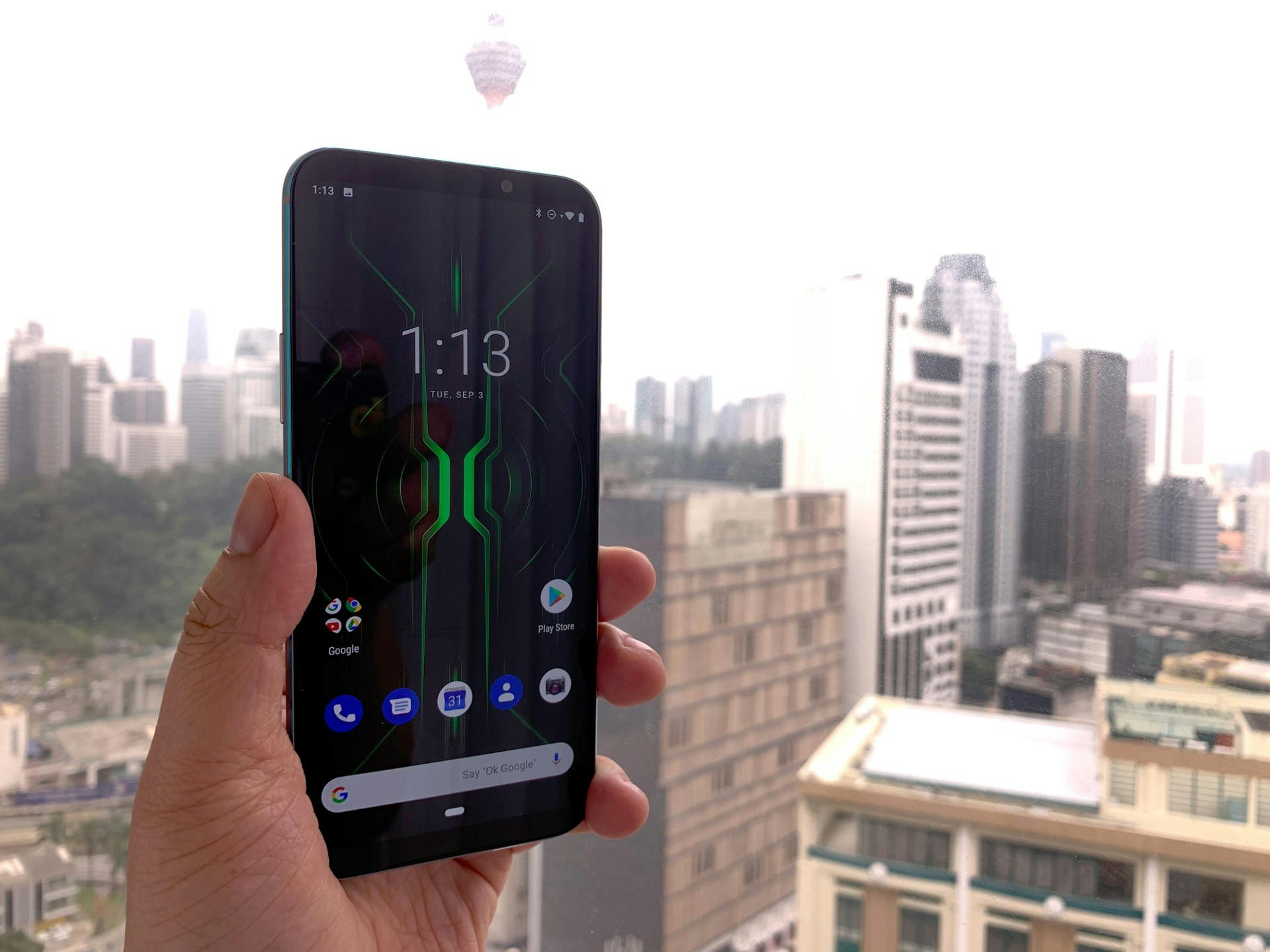 黑鯊手機 2 Pro 沿用傳統的上下對稱機身設計,方便遊戲操作時不會太容易誤觸邊框位置。(區慶威攝) 黑鯊手機 2 Pro 沿用傳統的上下對稱機身設計,方便遊戲操作時不會太容易誤觸邊框位置。(區慶威攝)