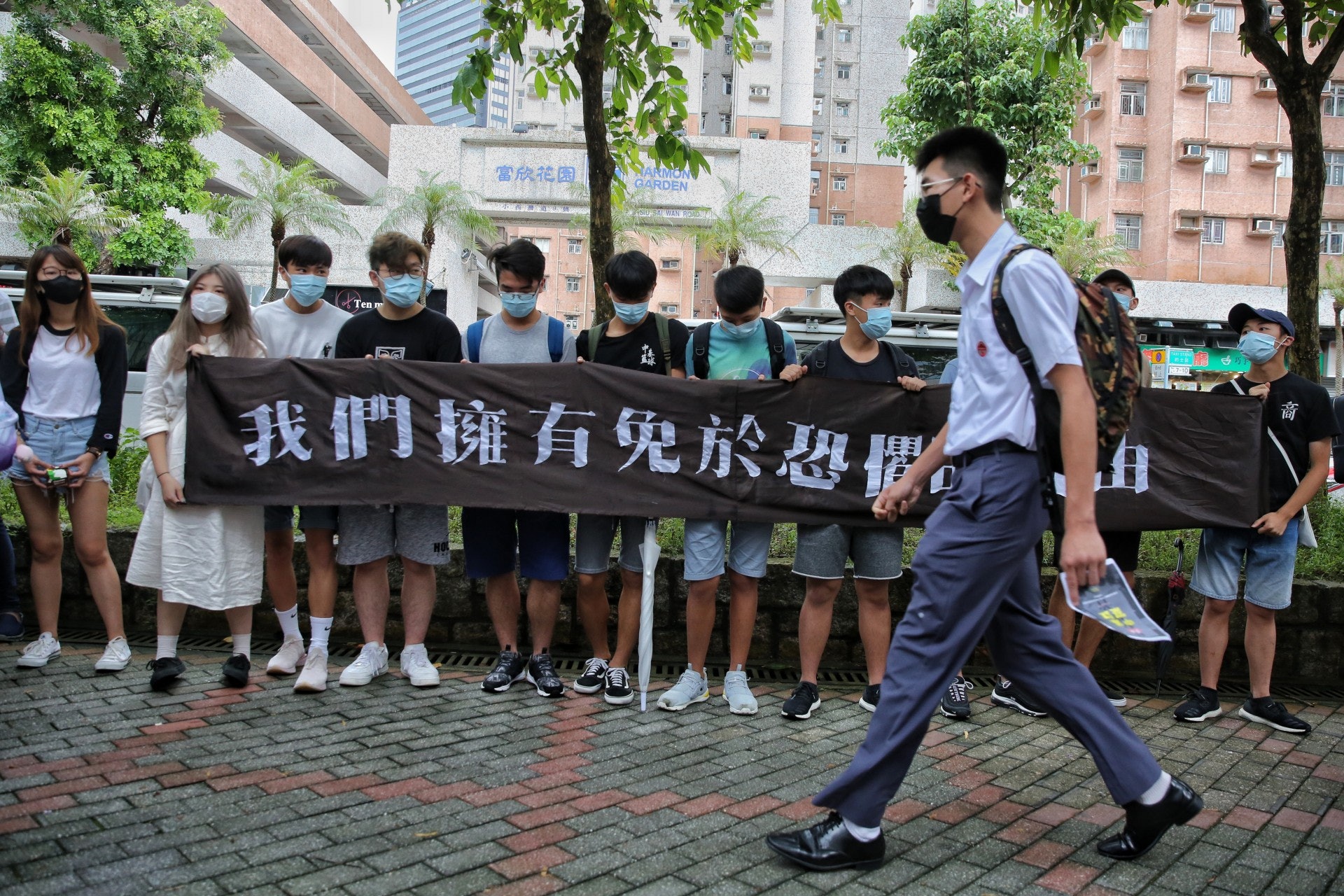中華基金中學有學生抗議校方阻撓罷課行動。(梁鵬威攝) 中華基金中學有學生抗議校方阻撓罷課行動。(梁鵬威攝)