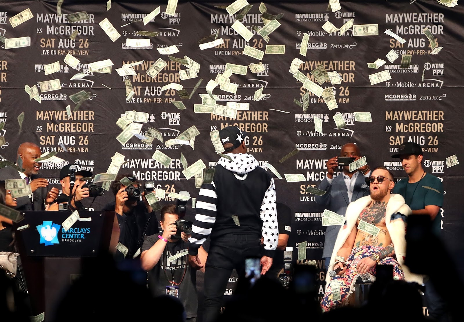 在2017年，已經在傳Floyd Mayweather 與 Conor McGregor 會打一場比賽，但很多拳迷對此都是嗤之以鼻，覺得二人比賽不同，跨界比賽只是炒作。當然，現實總是出人意料，錢總是沒有人厭多。（Getty Images）