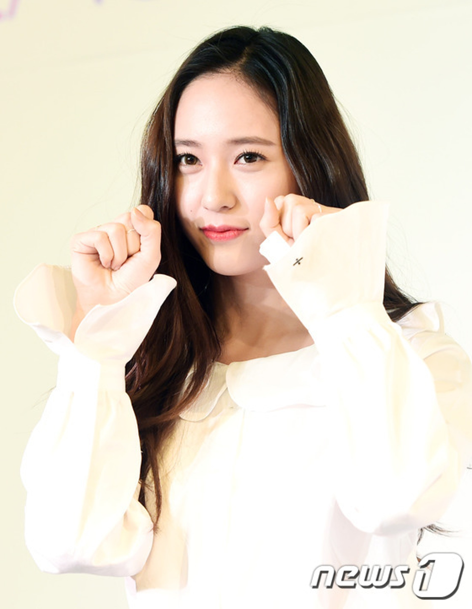 外表冷酷的Krystal,私下卻非常可愛。(newse) 外表冷酷的Krystal,私下卻非常可愛。(newse)