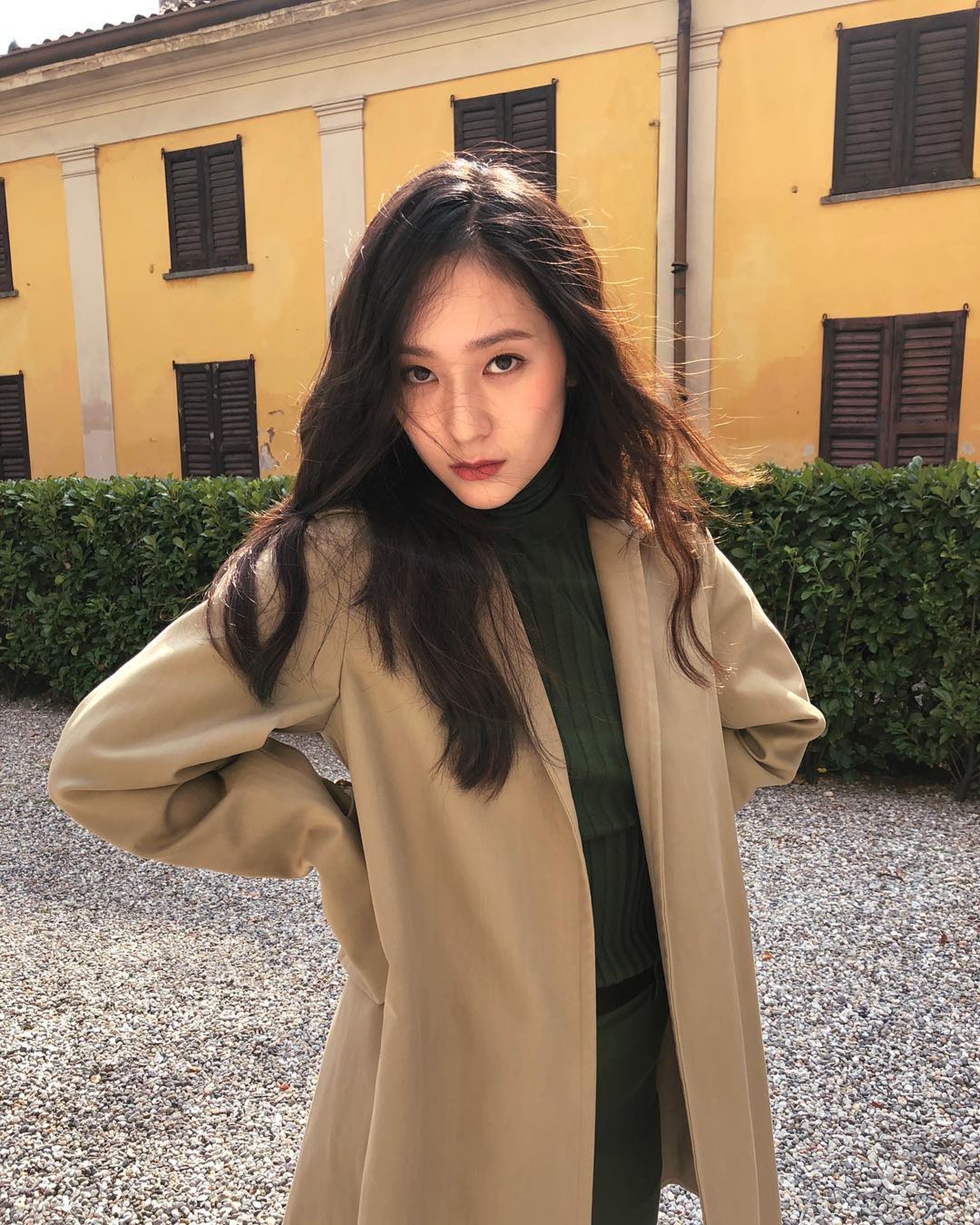外表冷酷的Krystal,私下卻非常可愛。(IG/@vousmevoyez) 外表冷酷的Krystal,私下卻非常可愛。(IG/@vousmevoyez)