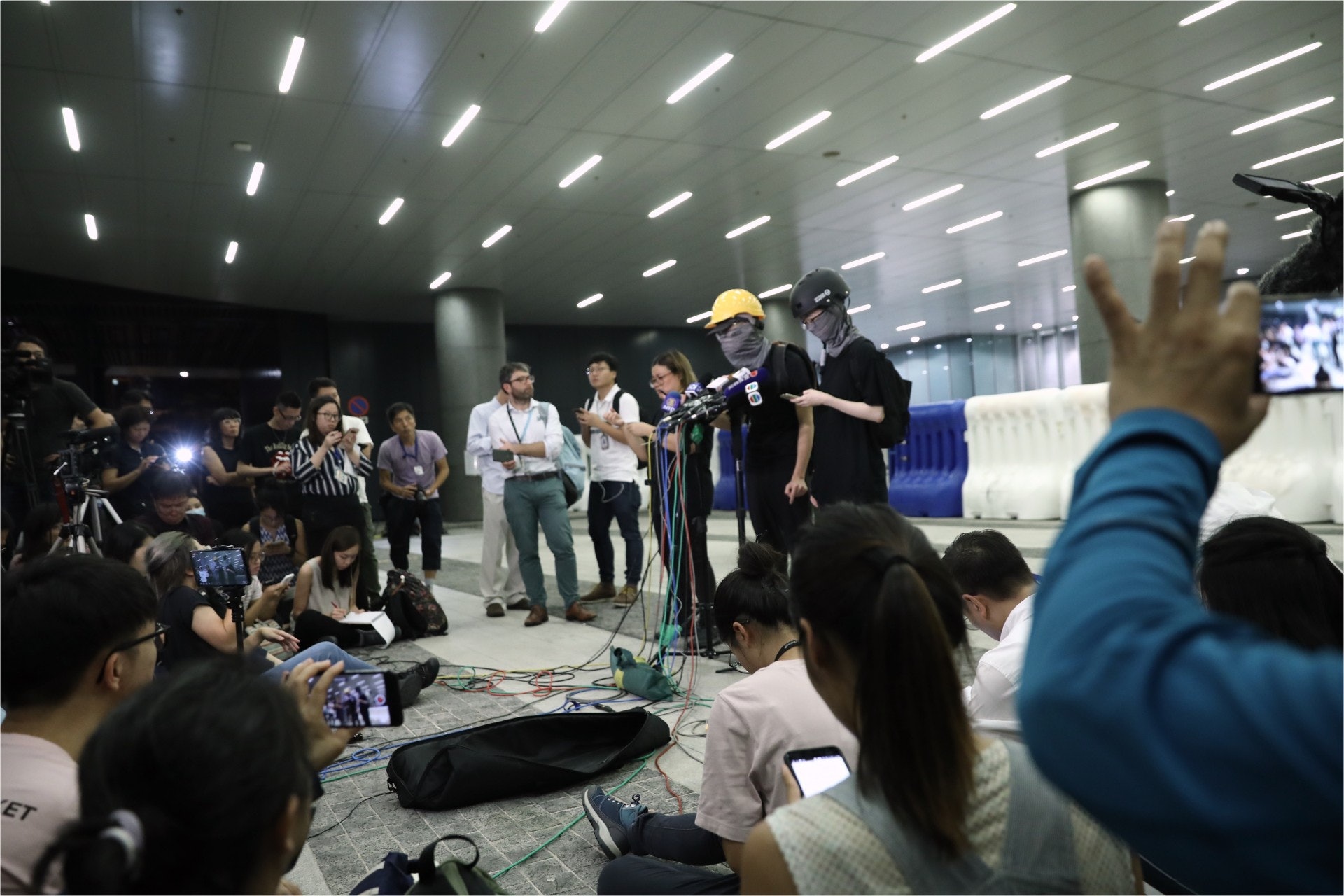 民間記者會的代表指,立法會能否通過撤回修例仍是未知之數,而民間認為「五大訴求、缺一不可」。(盧翊銘攝) 民間記者會的代表指,立法會能否通過撤回修例仍是未知之數,而民間認為「五大訴求、缺一不可」。(盧翊銘攝)