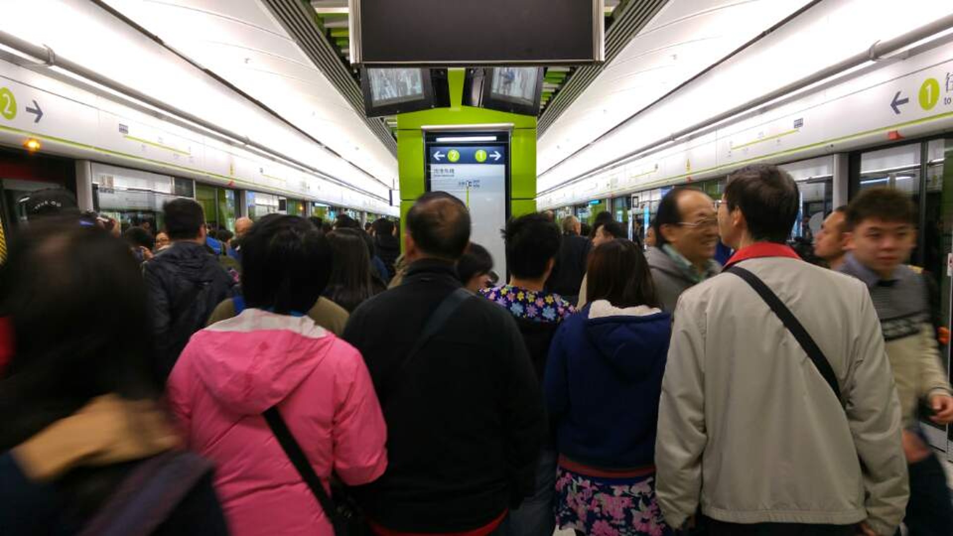 開放日海怡半島站月台上擠滿人。(陳宇軒攝) 開放日海怡半島站月台上擠滿人。(陳宇軒攝)