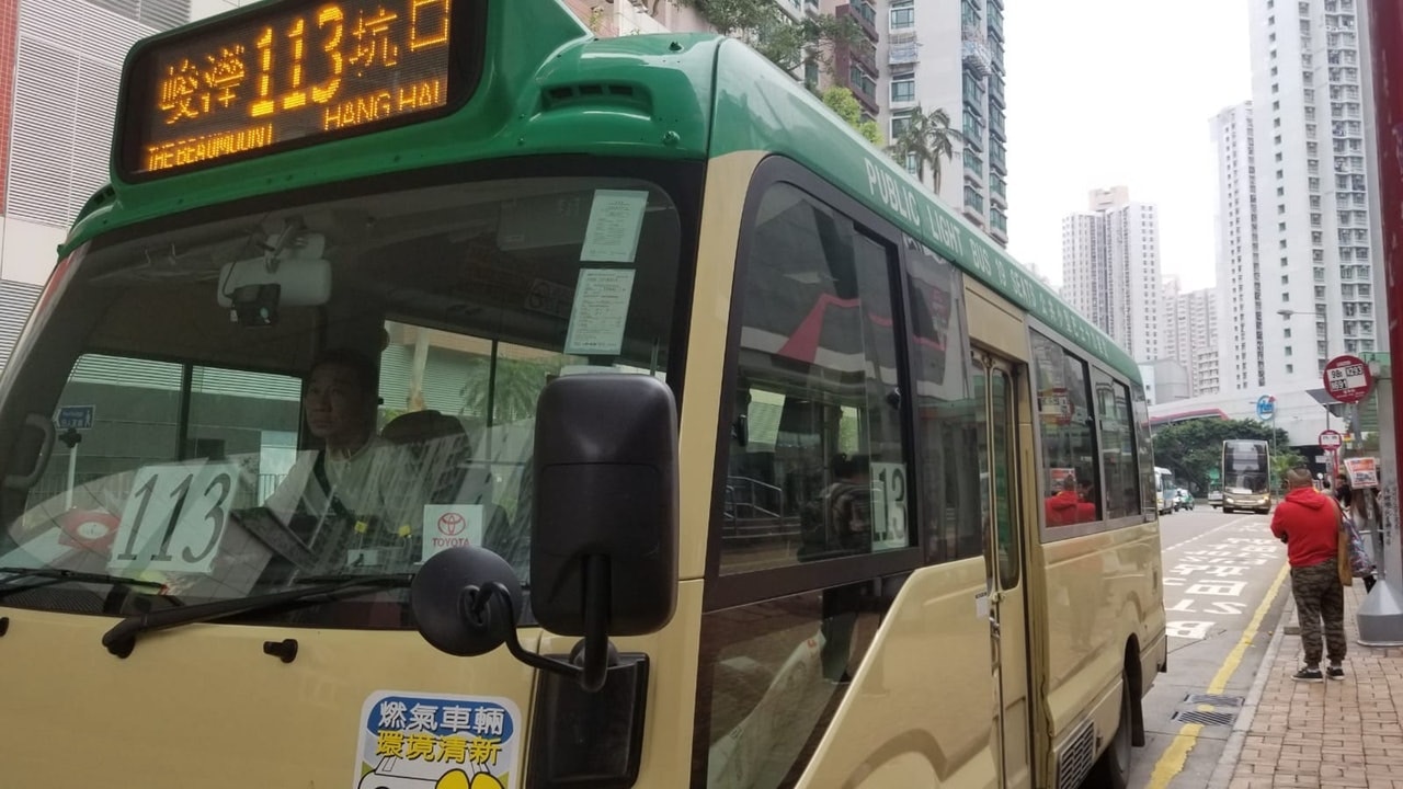 來往港鐵坑口站及峻瀅的專線小巴113號會途經環保大道,惟司機可以酌情決定是否動物上車。(資料圖片) 來往港鐵坑口站及峻瀅的專線小巴113號會途經環保大道,惟司機可以酌情決定是否動物上車。(資料圖片)
