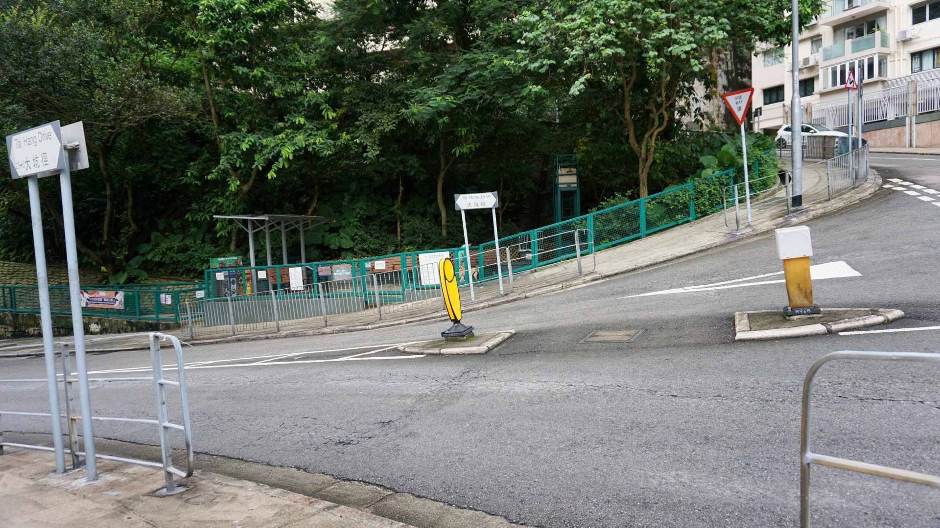公園建於斜路之上,門口正對著馬路,毫無景觀可言。(何穎琪攝) 公園建於斜路之上,門口正對著馬路,毫無景觀可言。(何穎琪攝)