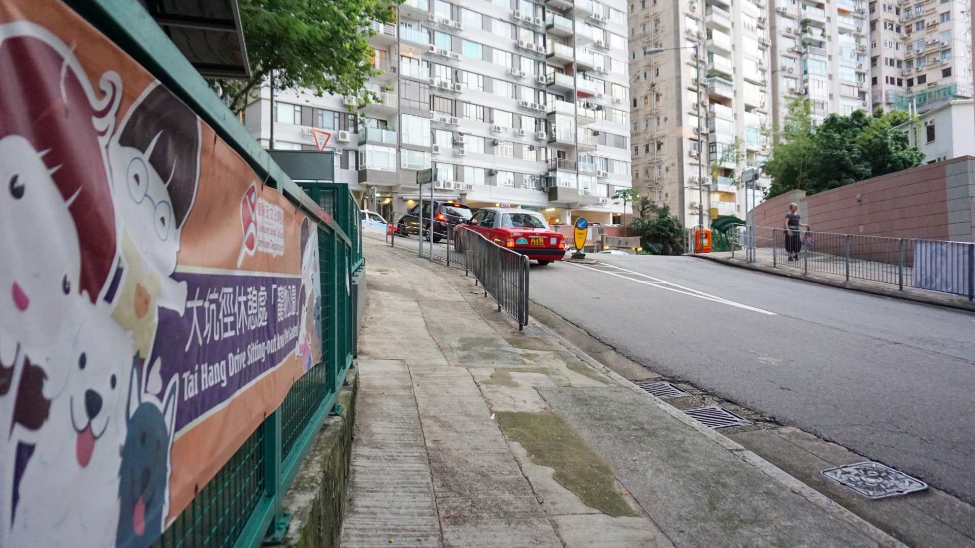 公園正在馬路旁,可謂毫無景觀可言。(何穎琪攝) 公園正在馬路旁,可謂毫無景觀可言。(何穎琪攝)