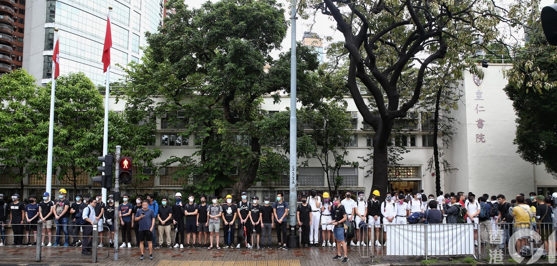 30年前的8月23日，200萬人牽手築成「波羅的海之路」橫跨三國國境，爭取脫離蘇聯；30年後的8月23日，21萬港人牽手築成「香港之路」橫跨三條主要港鐵網絡（港島線、荃灣線及觀塘線），更走上獅子山、嘉頓山，不分「和」與「勇」重申五大訴求。  踏入開學日，這條人鏈也一同變裝，換上整齊的校服，不變的是一張張稚嫩的臉、戴上口罩、頭盔、眼罩等裝備，在校門外高呼「五大訴求、缺一不可」、｢沒有暴徒，只有暴政｣等口號。這是開學第一個星期，至今日（9月6日）反修例運動已踏入第90天。【皇仁書院】學生及舊生以全副「發夢裝備」或全身黑衣及口罩，在校門外築成人鏈高呼「光復香港、時代革命」。（羅君豪攝）