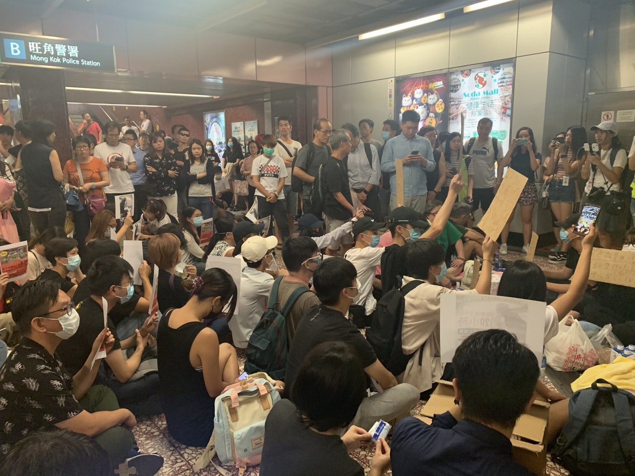 約40名示威者在太子站內靜坐。(邵沛琳攝) 約40名示威者在太子站內靜坐。(邵沛琳攝)