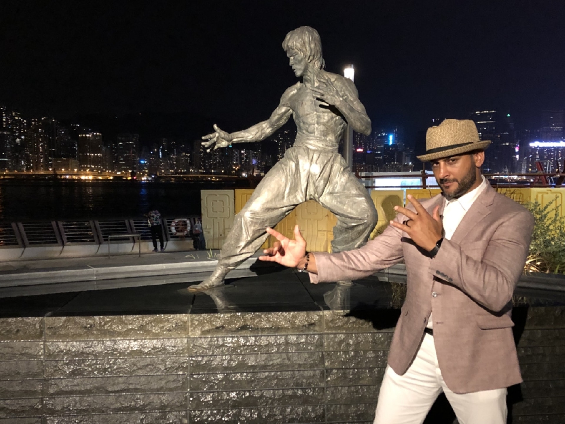 Audie在訪問當日特意到星光大道與李小龍雕像合照。(林樂之 攝) Audie在訪問當日特意到星光大道與李小龍雕像合照。(林樂之 攝)