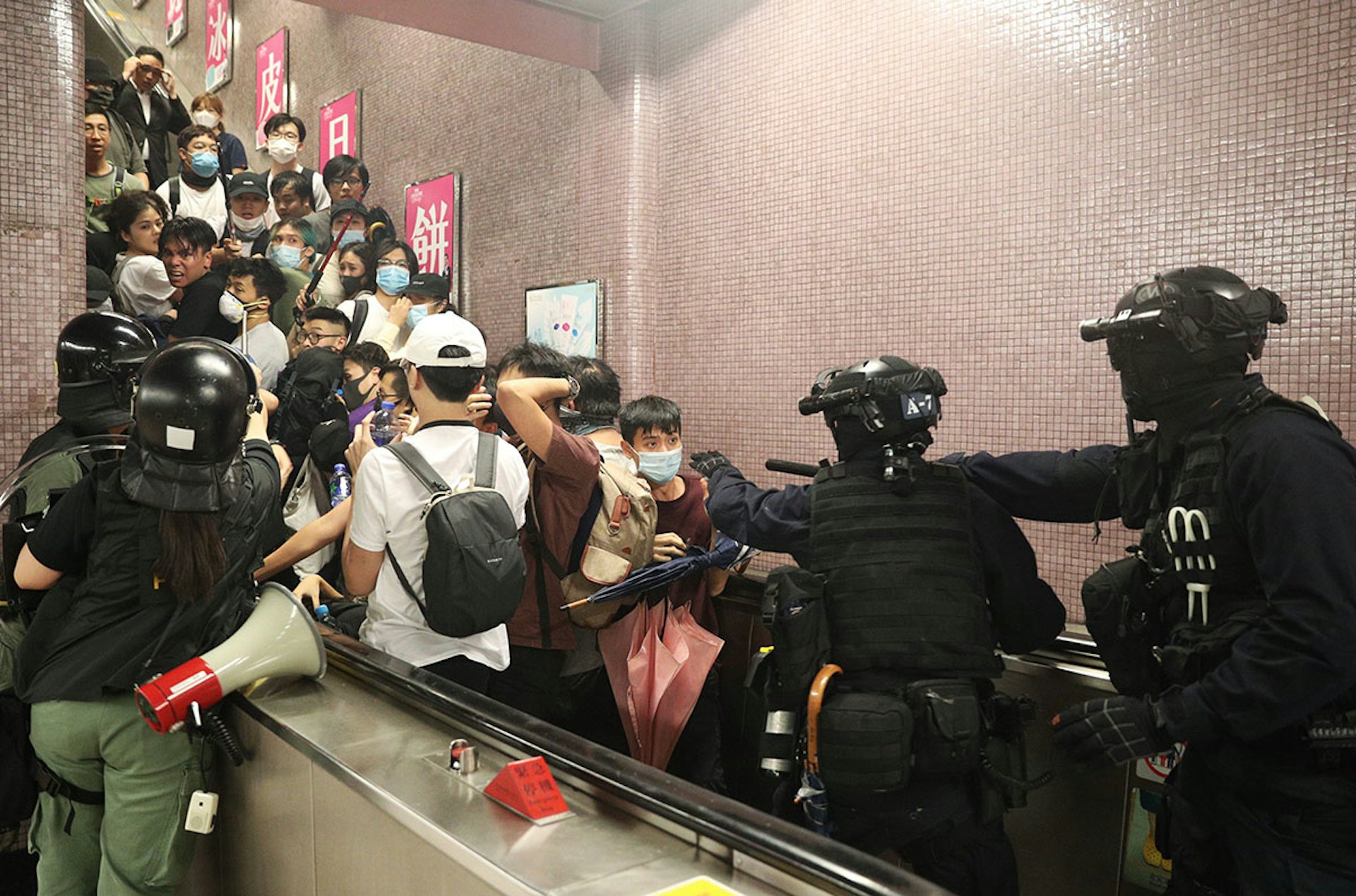 8月31日,太子站發生嚴重警民衝突,警方向車廂內發射胡椒噴霧,並到車內揮動警棍,多人受傷,之後警方退出車廂,將車站內的人限制在扶手電梯內,逐個拘捕。(余俊亮攝) 8月31日,太子站發生嚴重警民衝突,警方向車廂內發射胡椒噴霧,並到車內揮動警棍,多人受傷,之後警方退出車廂,將車站內的人限制在扶手電梯內,逐個拘捕。(余俊亮攝)