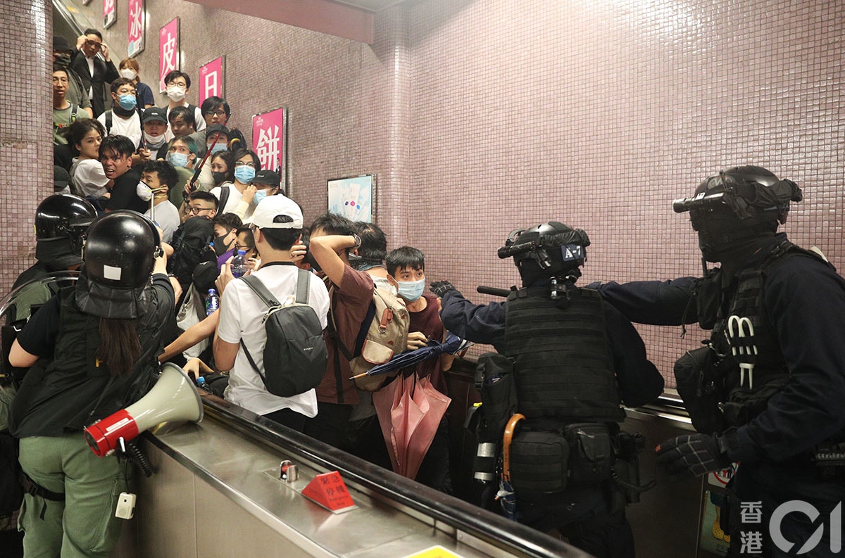8月31日，太子站發生嚴重警民衝突，警方向車廂內發射胡椒噴霧，並到車內揮動警棍，多人受傷，之後警方退出車廂，將車站內的人限製在扶手電梯內，逐個拘捕。（餘俊亮攝）
