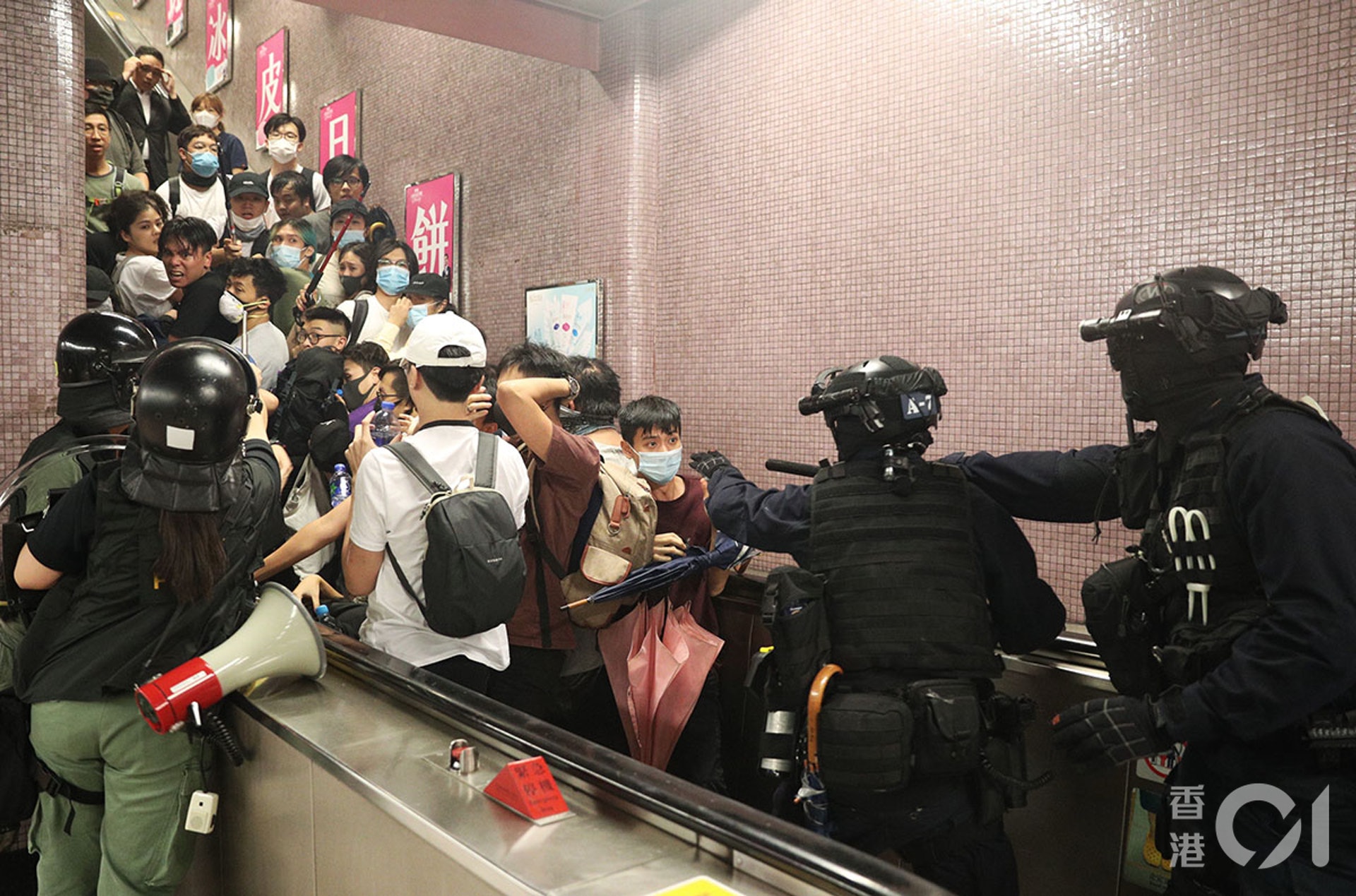 8月31日,太子站發生嚴重警民衝突,警方向車廂內發射胡椒噴霧,並到車內揮動警棍,多人受傷,之後警方退出車廂,將車站內的人限製在扶手電梯內,逐個拘捕。(餘俊亮攝) 8月31日,太子站發生嚴重警民衝突,警方向車廂內發射胡椒噴霧,並到車內揮動警棍,多人受傷,之後警方退出車廂,將車站內的人限製在扶手電梯內,逐個拘捕。(餘俊亮攝)