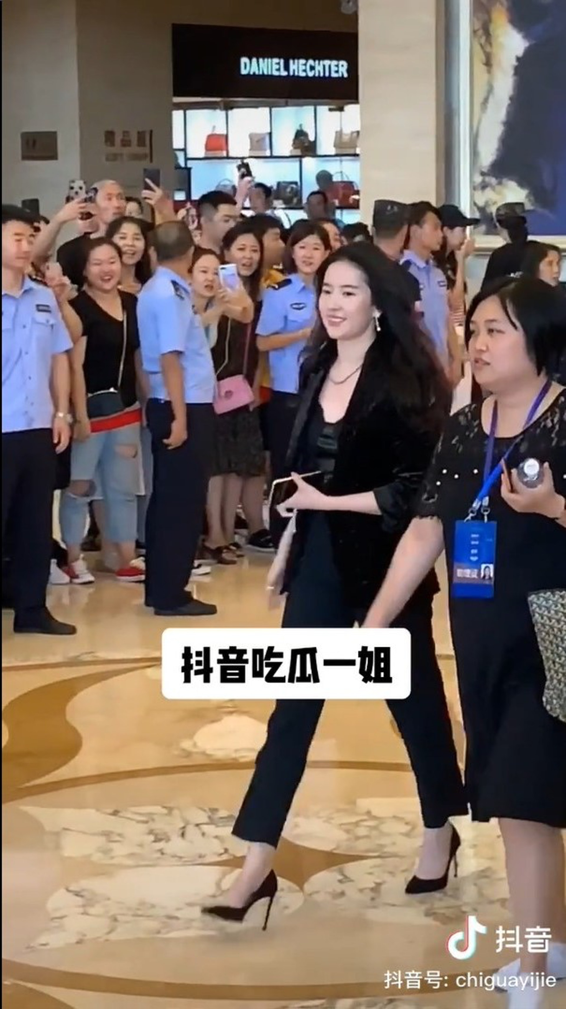 片中的劉亦菲臉型圓潤了不少,更驚現雙下巴!(抖音吃瓜一姐影片截圖) 片中的劉亦菲臉型圓潤了不少,更驚現雙下巴!(抖音吃瓜一姐影片截圖)