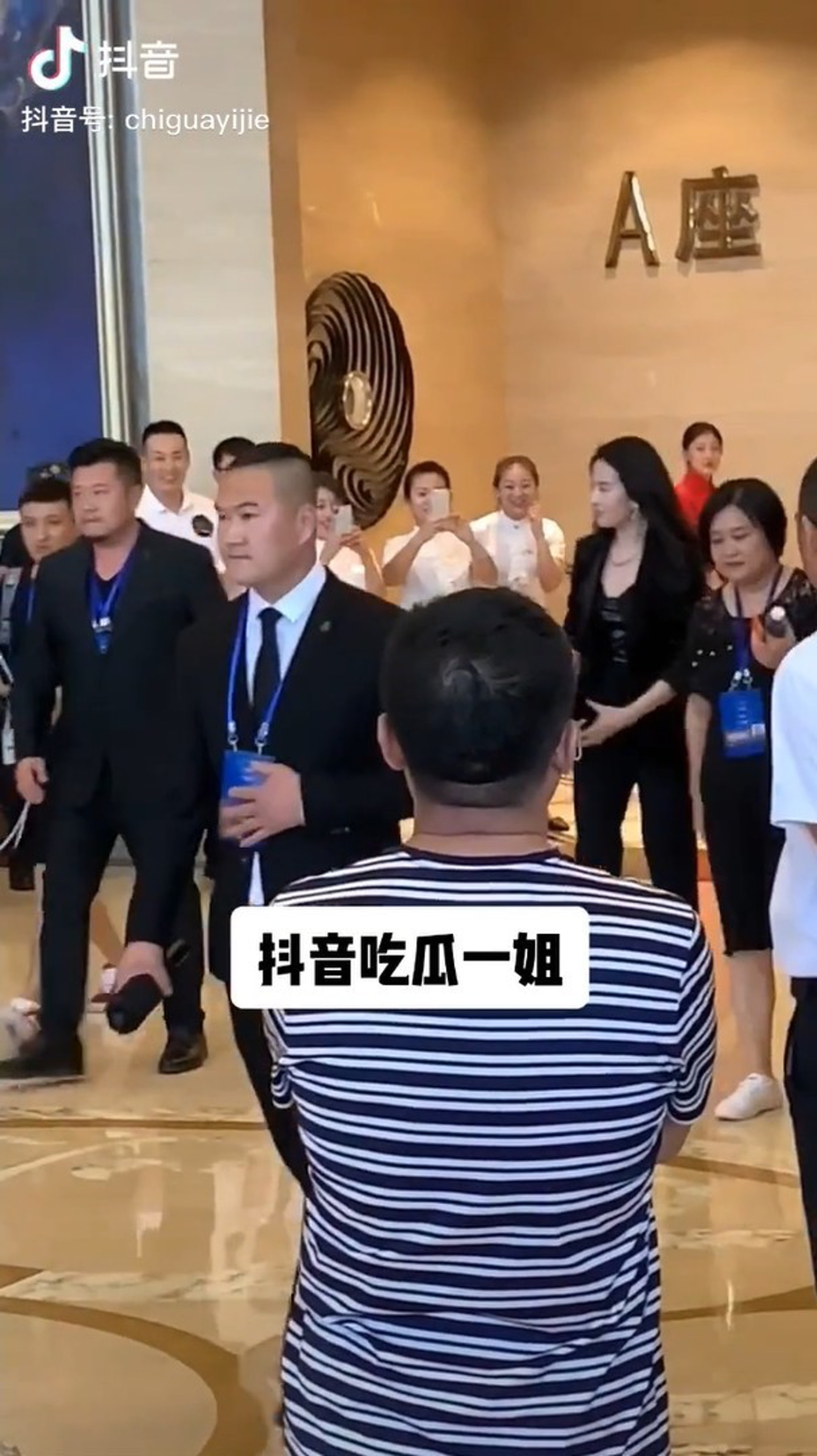 劉亦菲以一身黑色西裝上陣。(抖音吃瓜一姐影片截圖) 劉亦菲以一身黑色西裝上陣。(抖音吃瓜一姐影片截圖)