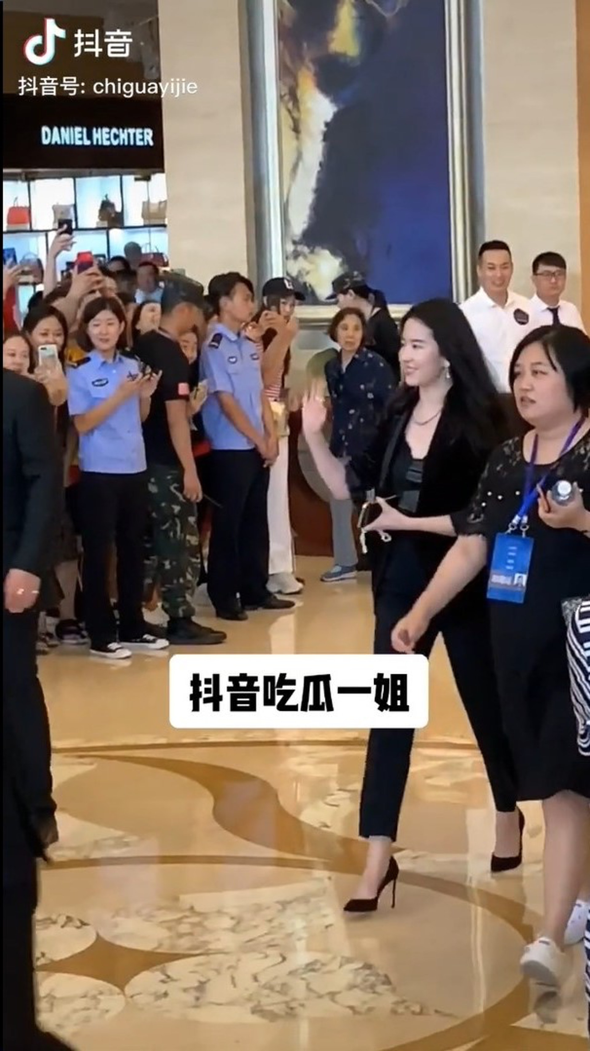 從側面睇仲有雙下巴。(抖音吃瓜一姐影片截圖) 從側面睇仲有雙下巴。(抖音吃瓜一姐影片截圖)