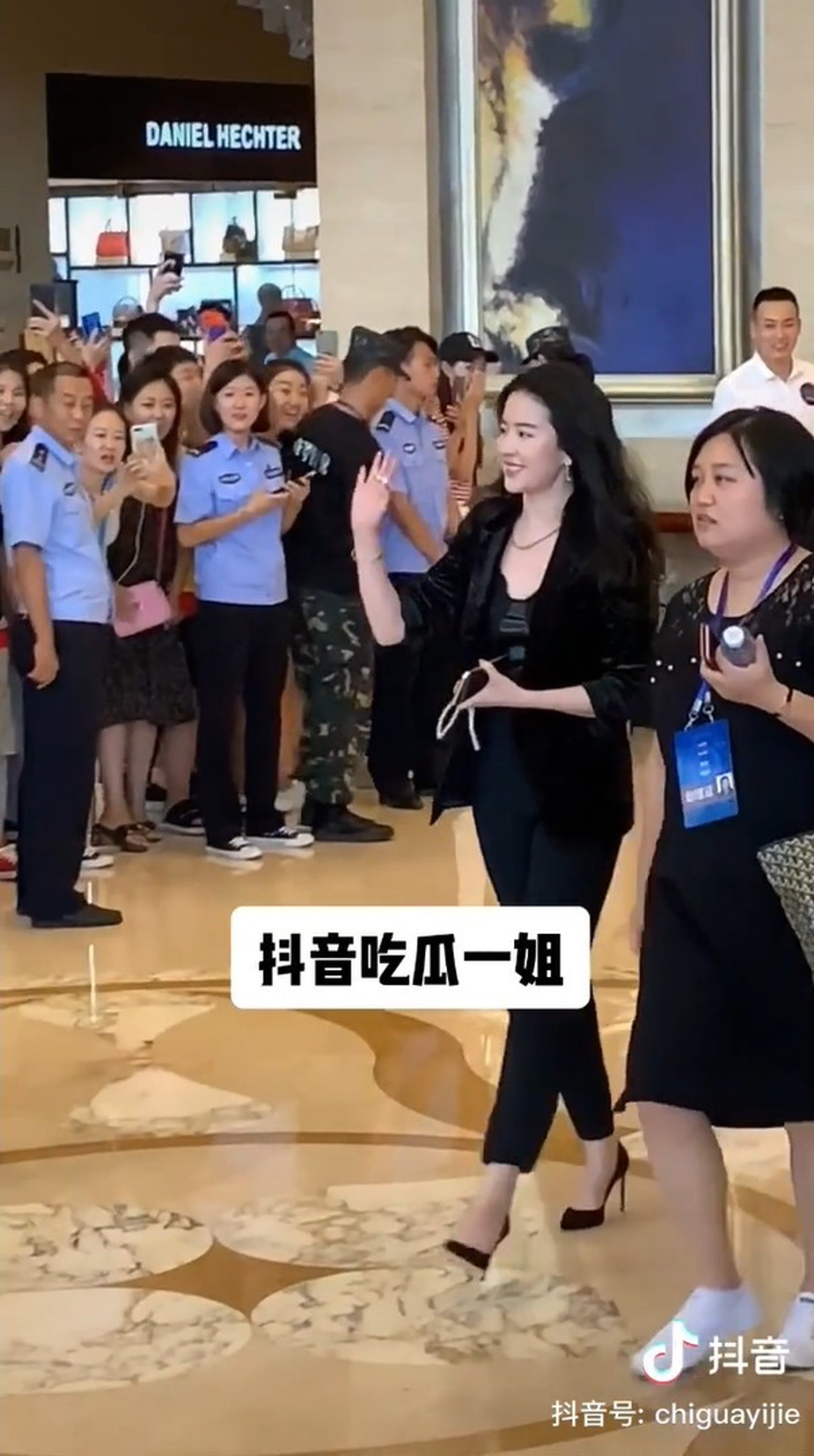 揮手打招呼。(抖音吃瓜一姐影片截圖) 揮手打招呼。(抖音吃瓜一姐影片截圖)