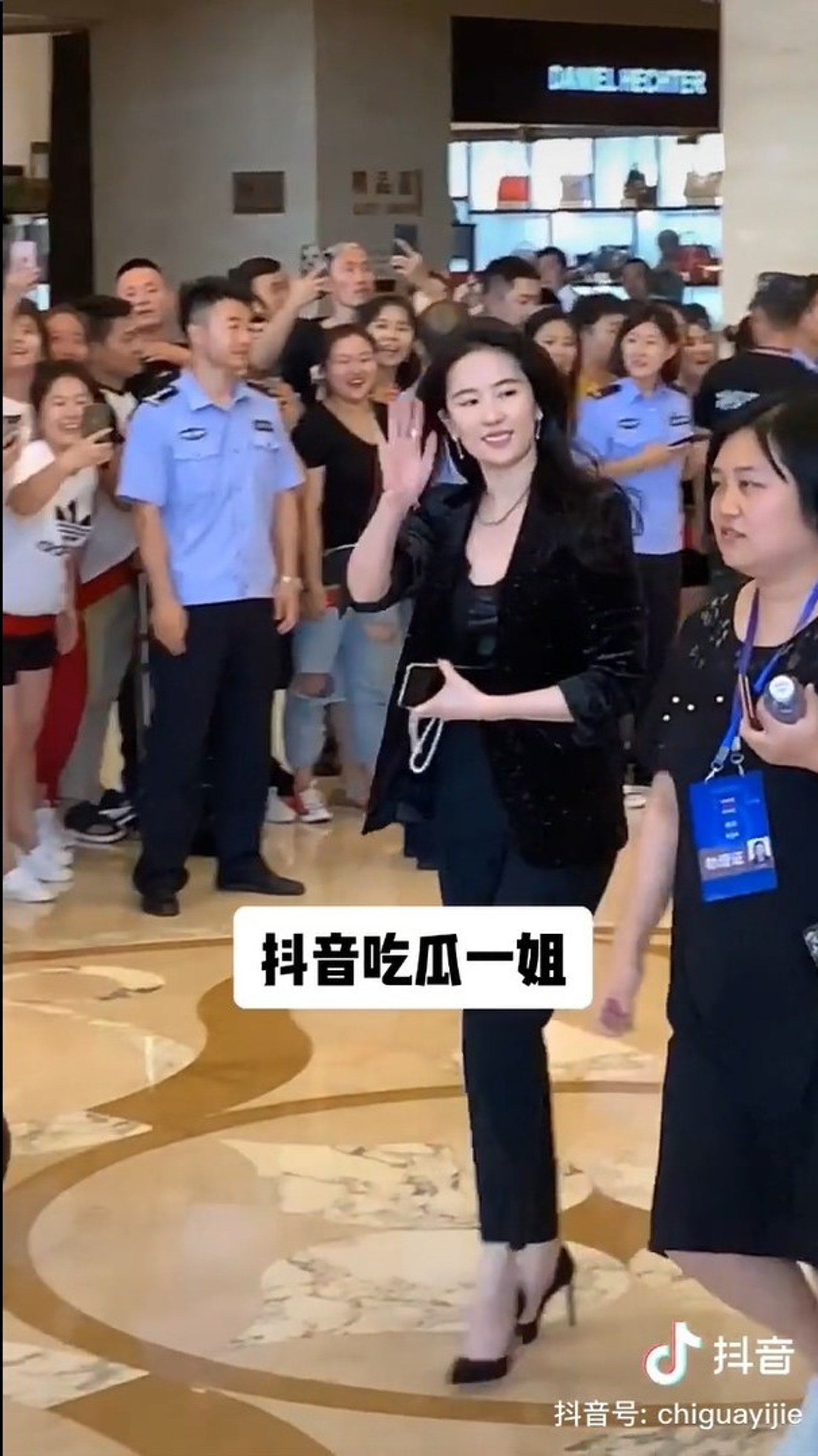 揮手打招呼。(抖音吃瓜一姐影片截圖) 揮手打招呼。(抖音吃瓜一姐影片截圖)