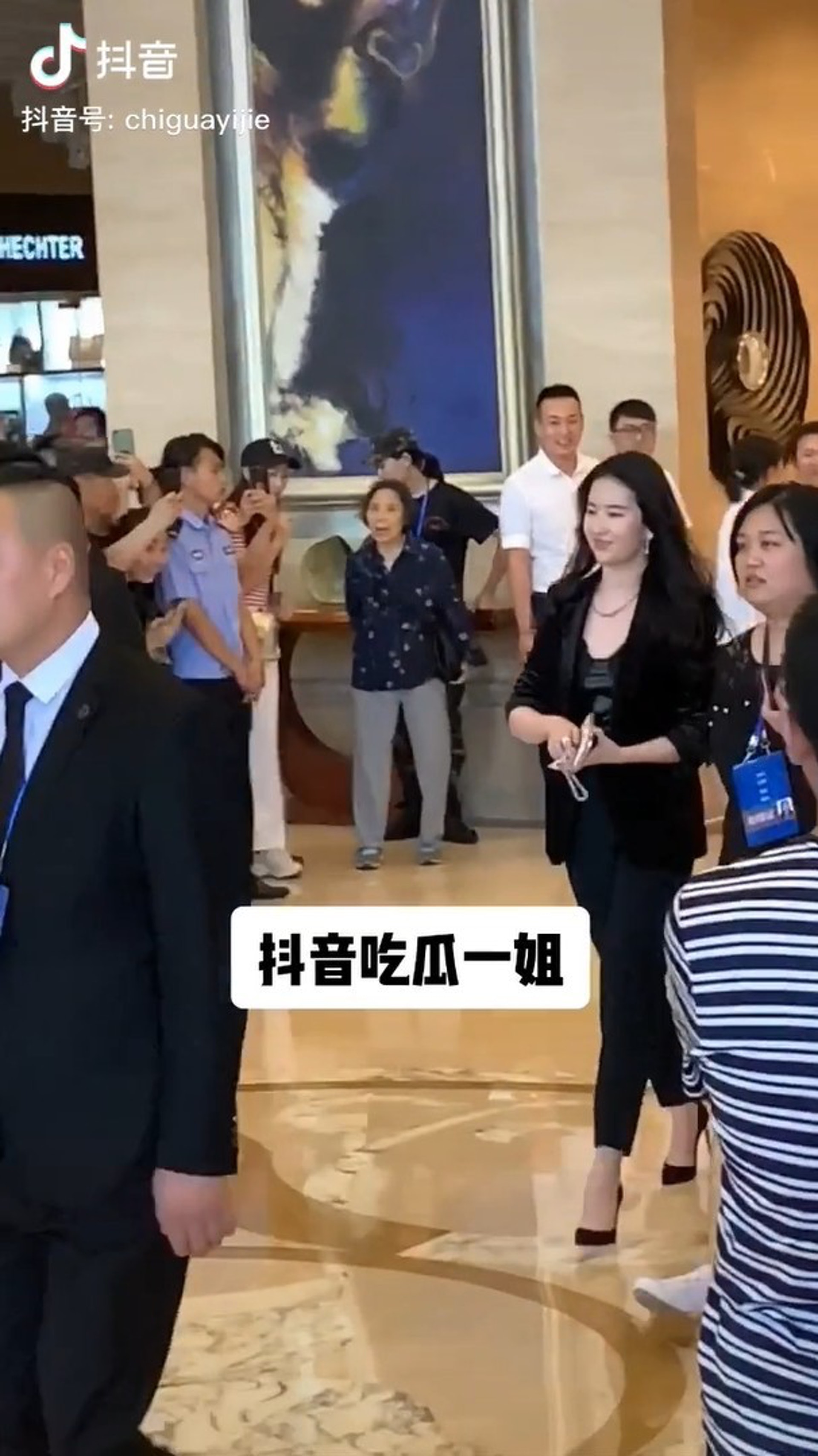 但明顯發福。(抖音吃瓜一姐影片截圖) 但明顯發福。(抖音吃瓜一姐影片截圖)