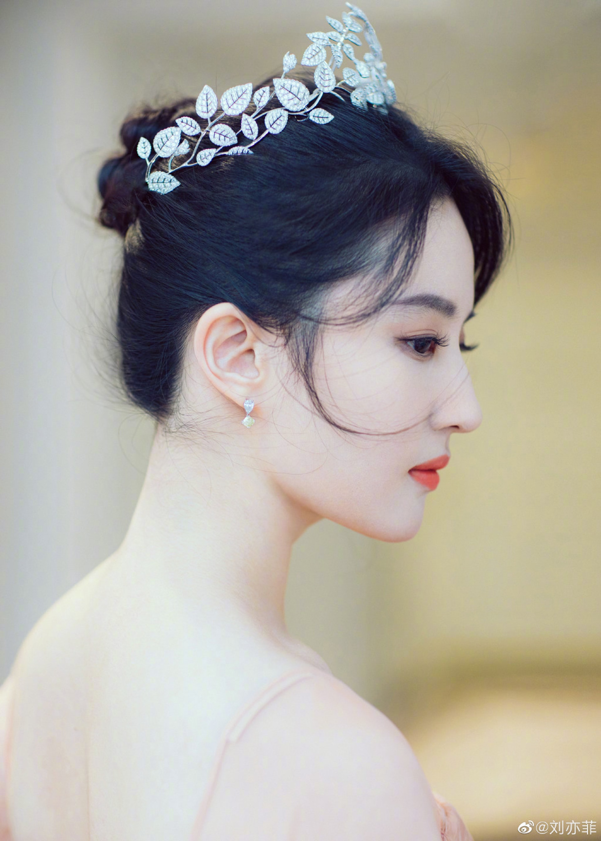 完美側顏。(劉亦菲微博圖片) 完美側顏。(劉亦菲微博圖片)