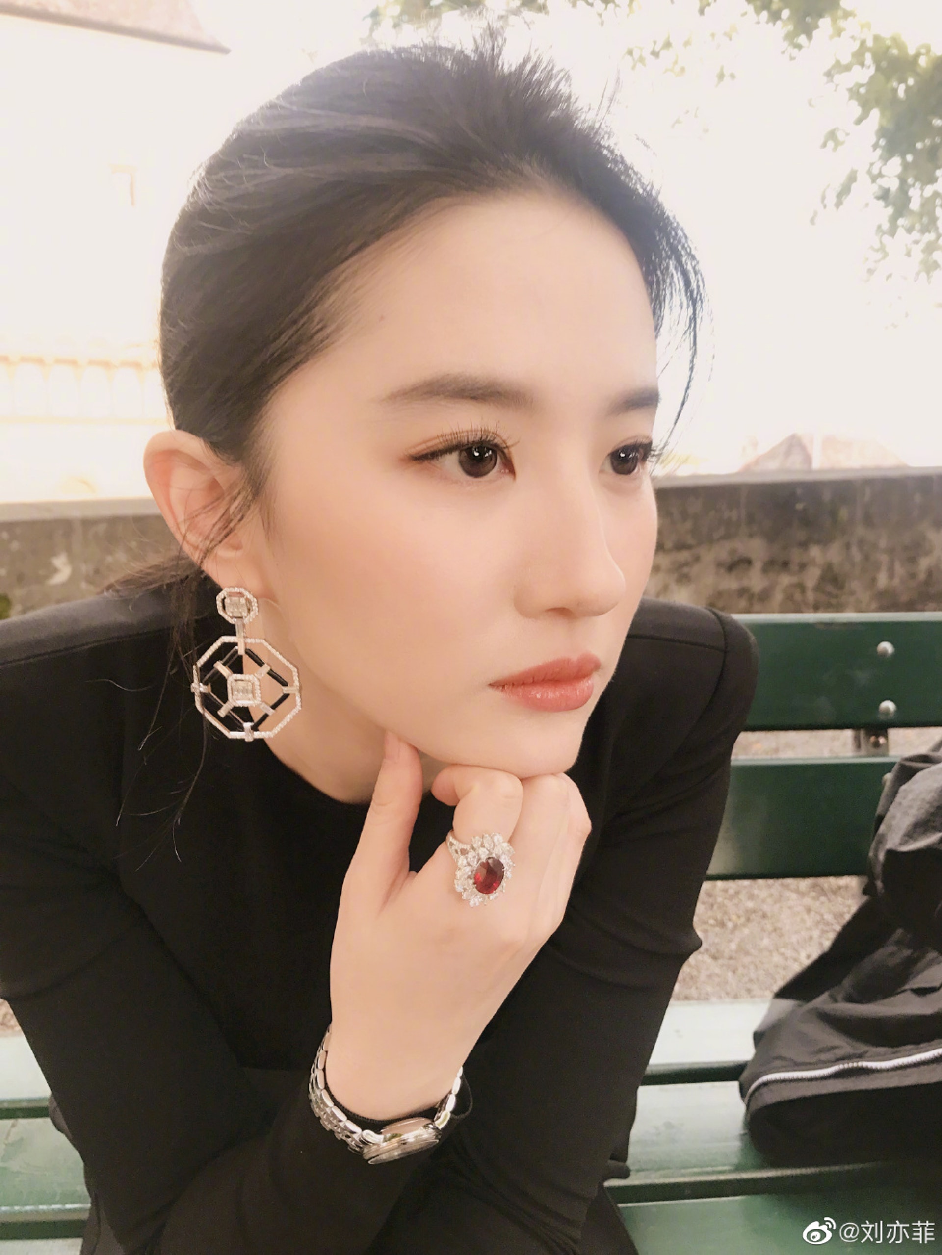 皮膚白滑。(劉亦菲微博圖片) 皮膚白滑。(劉亦菲微博圖片)