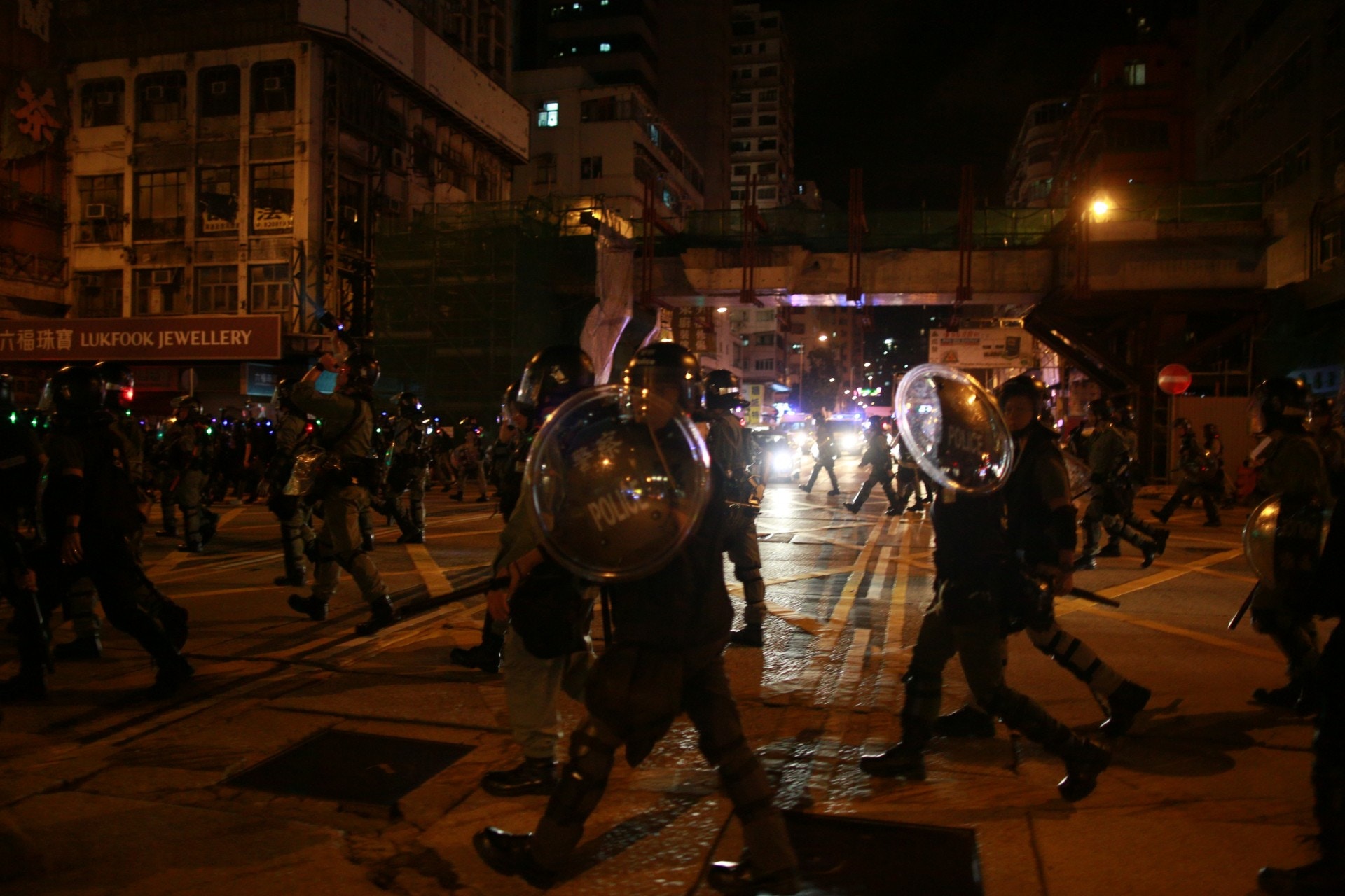 昨晚示威者本包圍旺角警署及太子港鐵站，後因警察清場而一路退至旺角、油麻地，警方亦沿路推進。（資料圖片／羅國輝攝）
