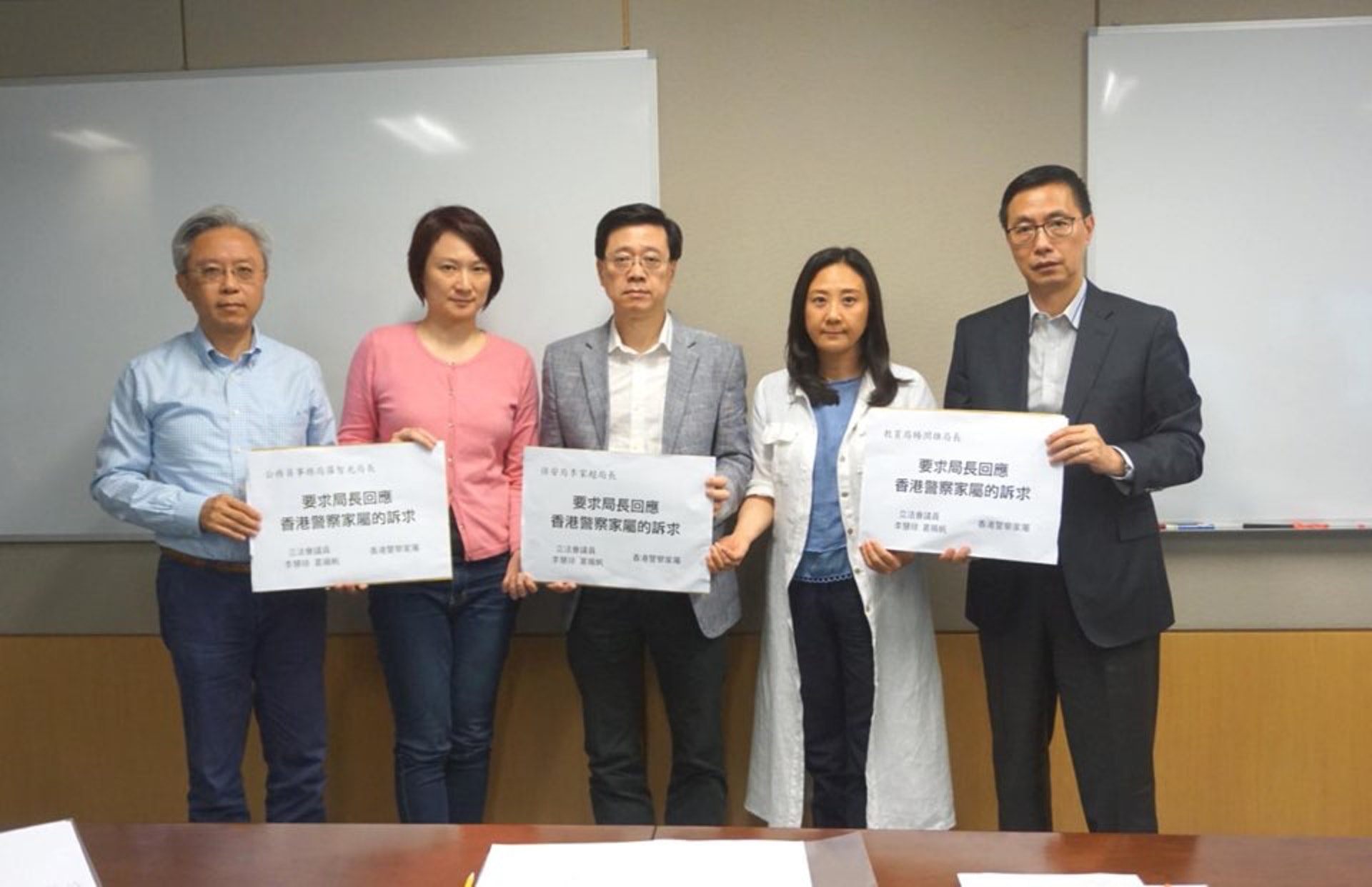 民建聯立法會議員李慧琼(左二)及葛珮帆(右二),今日聯同一眾警察家屬與保安局局長李家超(中)、教育局局長楊潤雄(右一)和公務員事務局局長羅智光(左一)會面。(民建聯提供) 民建聯立法會議員李慧琼(左二)及葛珮帆(右二),今日聯同一眾警察家屬與保安局局長李家超(中)、教育局局長楊潤雄(右一)和公務員事務局局長羅智光(左一)會面。(民建聯提供)