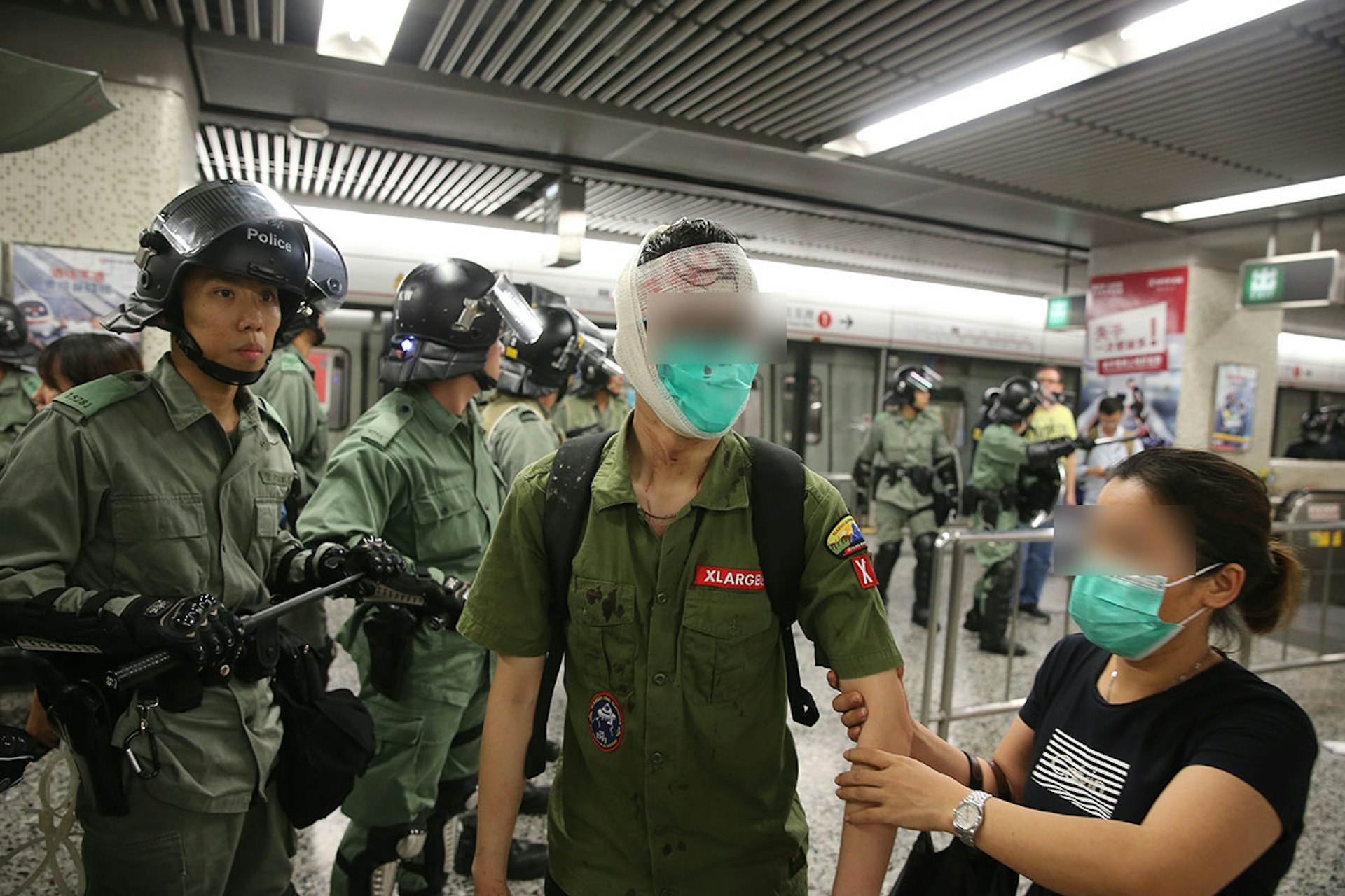 831遊行示威衝突,晚上11點,警方在太子站列車和月台內,拘捕示威者,期間在車廂內施放胡椒噴霧、揮動警棍,有人流血受傷。圖為傷者在車廂內獲義務急救員急救,抵達油麻地站。(蔡正邦攝) 831遊行示威衝突,晚上11點,警方在太子站列車和月台內,拘捕示威者,期間在車廂內施放胡椒噴霧、揮動警棍,有人流血受傷。圖為傷者在車廂內獲義務急救員急救,抵達油麻地站。(蔡正邦攝)