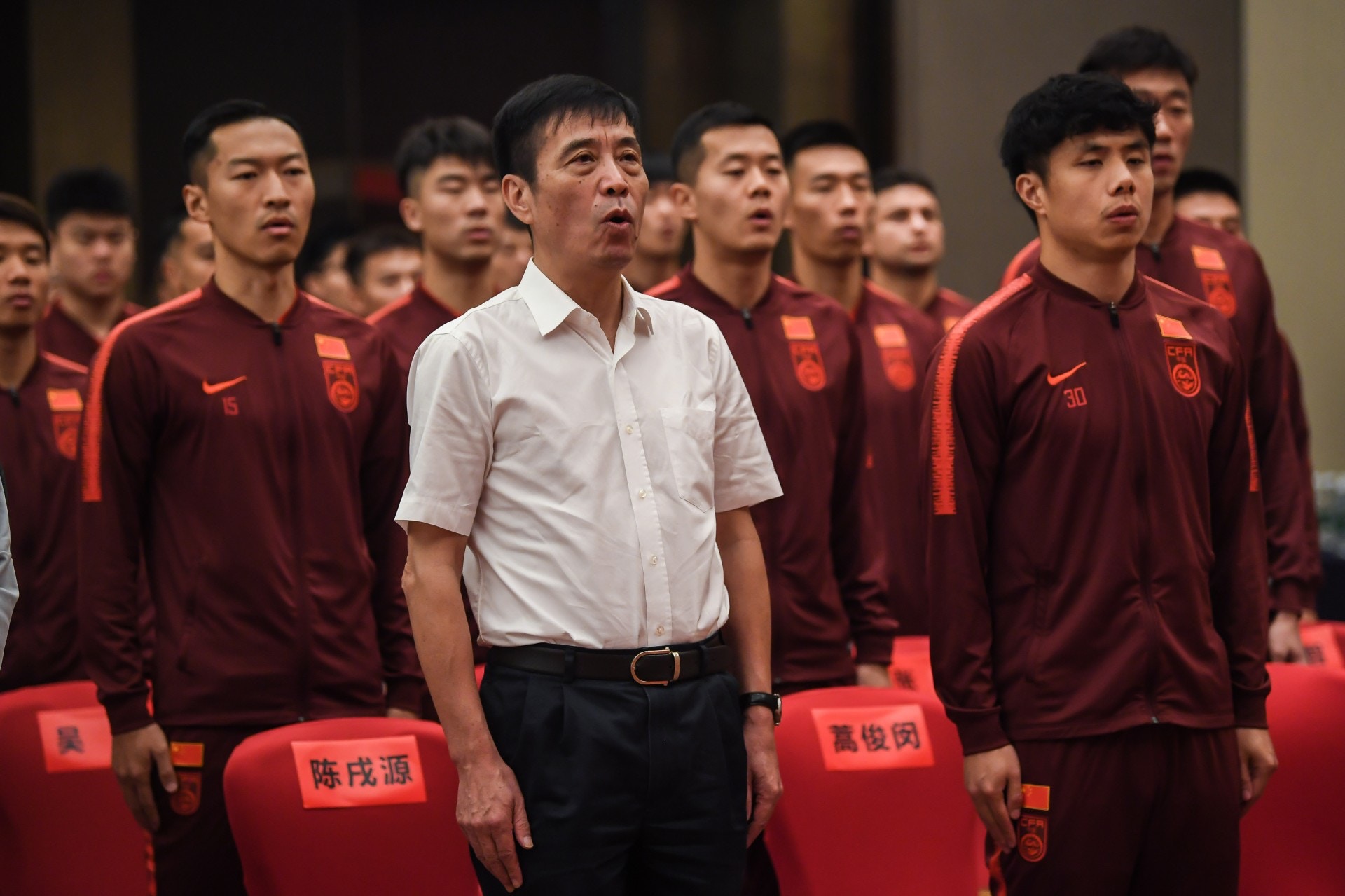 國足誓師大會前，全體職球員高唱中國國歌，後排艾克森也唱得頭頭是道。（新華社）