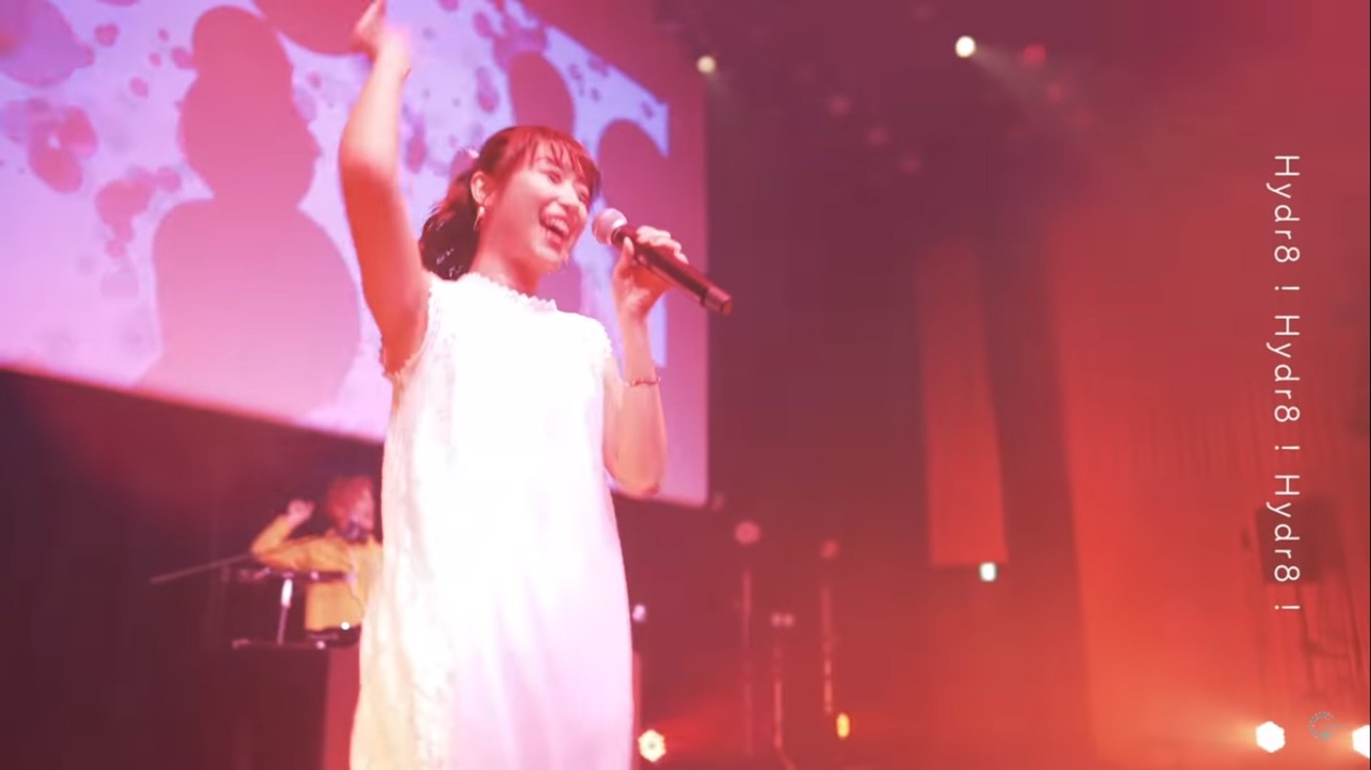 Carrie亦唱得開心興奮。(YouTube/@Carrie Lai Official) Carrie亦唱得開心興奮。(YouTube/@Carrie Lai Official)