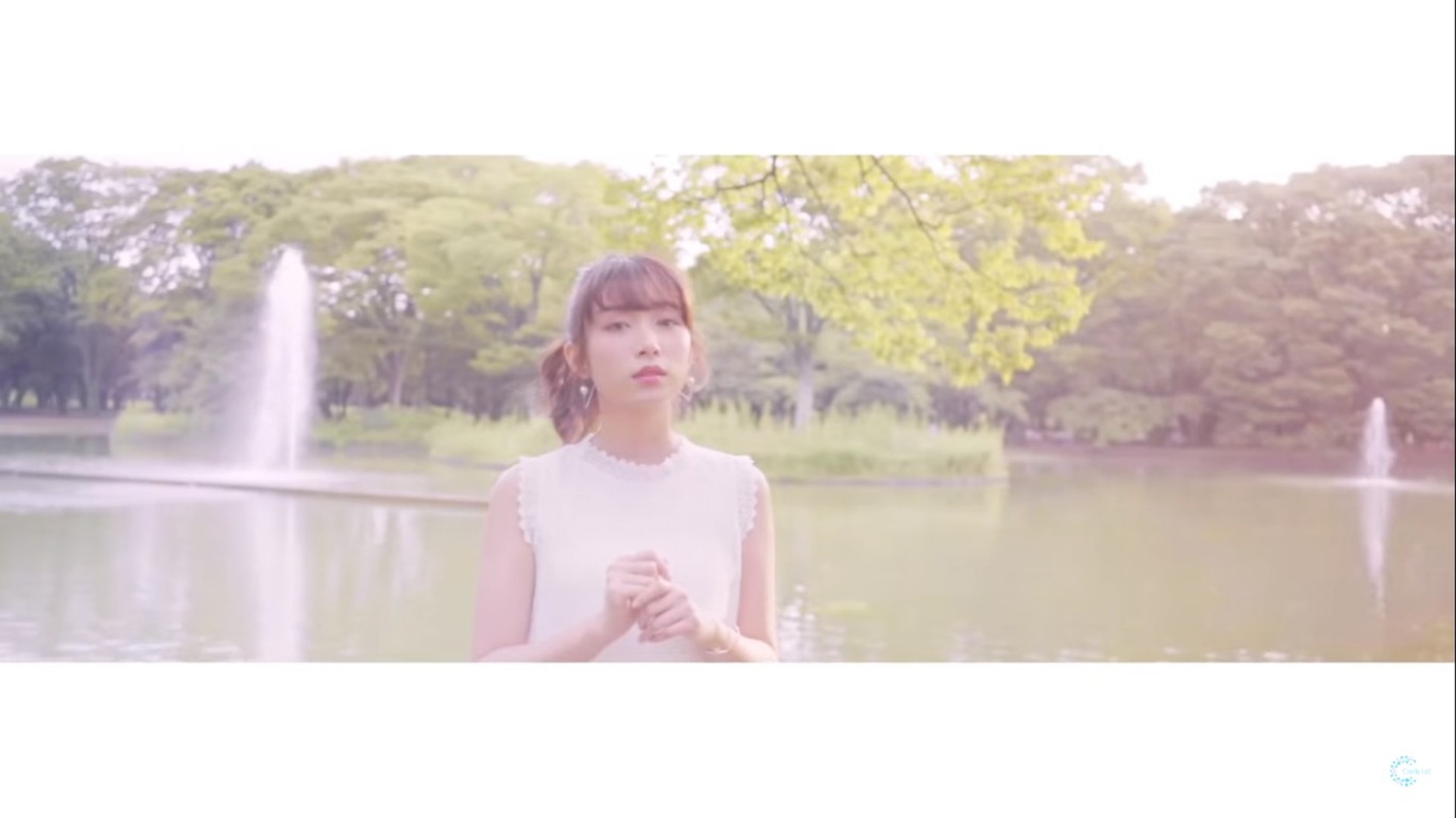 畫面充滿日系調色。(YouTube/@Carrie Lai Official) 畫面充滿日系調色。(YouTube/@Carrie Lai Official)