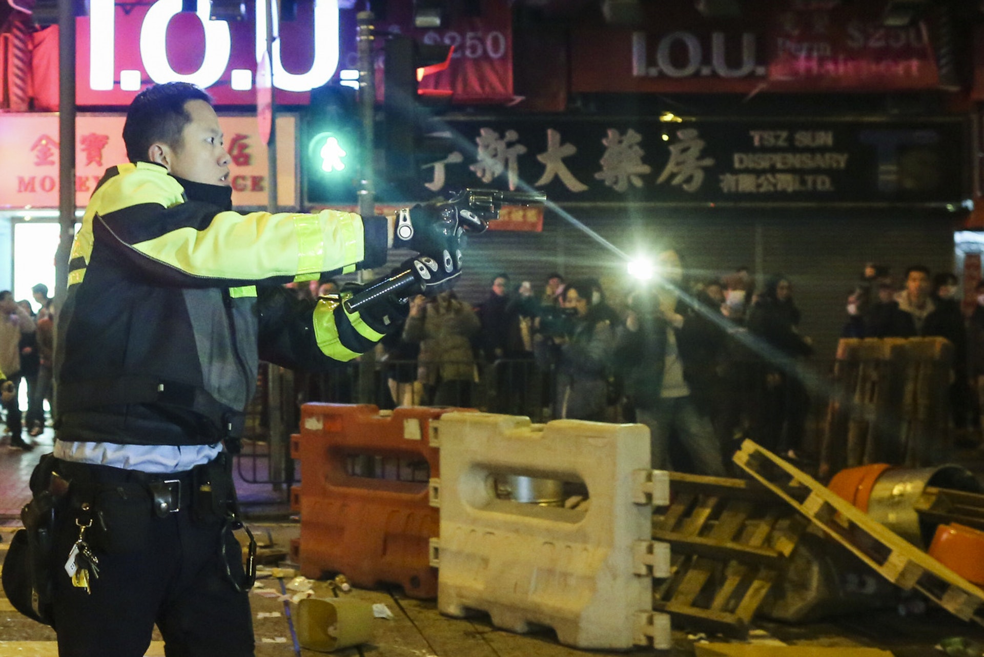 警員向天開兩槍示警,更將槍口指向群眾,令事件一發不可收拾。(陳焯煇攝) 警員向天開兩槍示警,更將槍口指向群眾,令事件一發不可收拾。(陳焯煇攝)